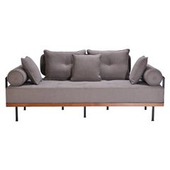 Maßgeschneidertes zweisitziges Sofa aus Messing und aufgearbeitetem Hartholzrahmen, von P. Tendercool