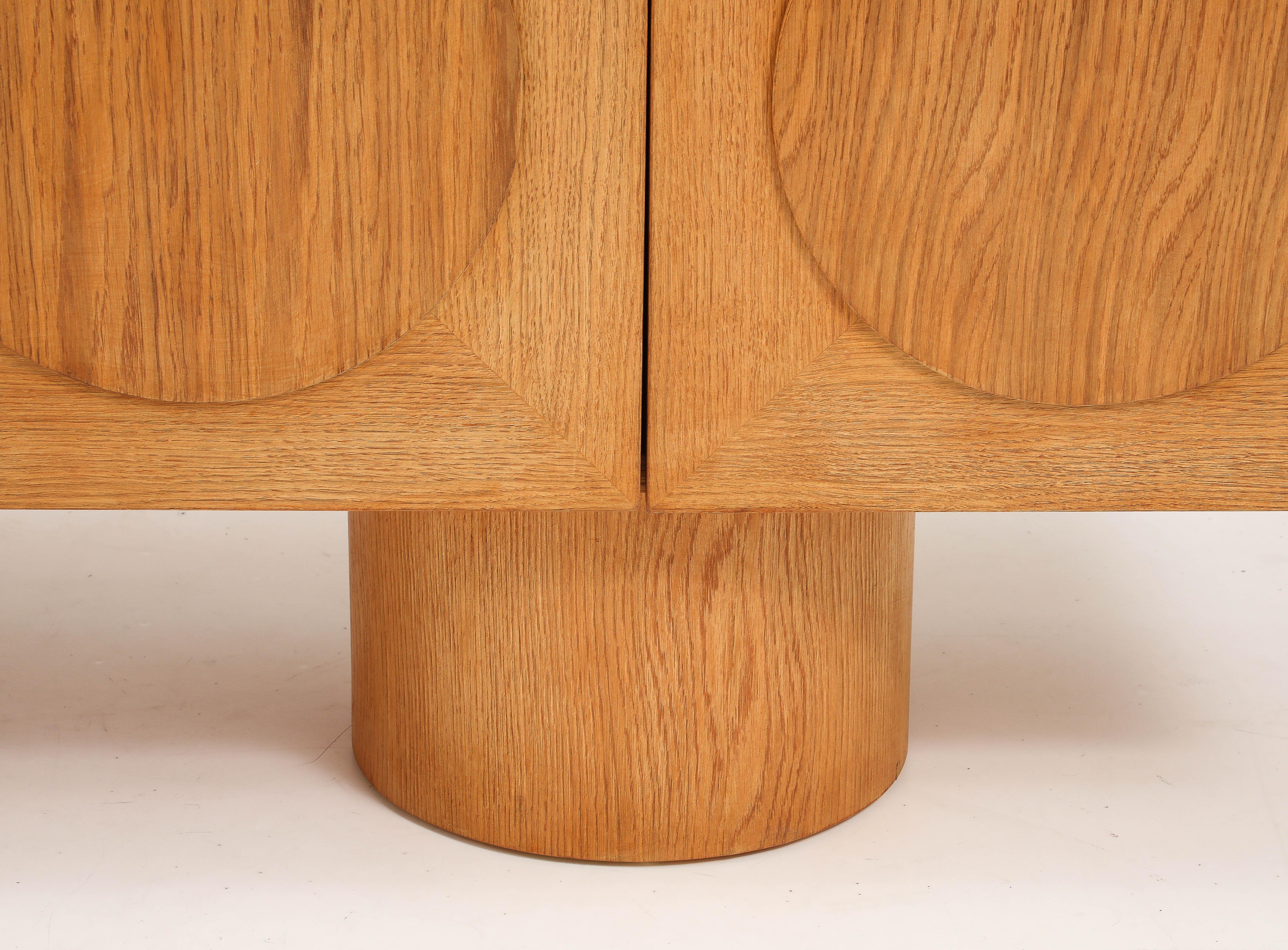 Enfilade ou crédence sur mesure, fabriquée à la main à Florence, Italie, 2025. Fabriqué en bois et plaqué en chêne blanc16800, ce buffet personnalisé est fabriqué à la main à Florence par d'habiles artisans italiens. La façade comporte quatre