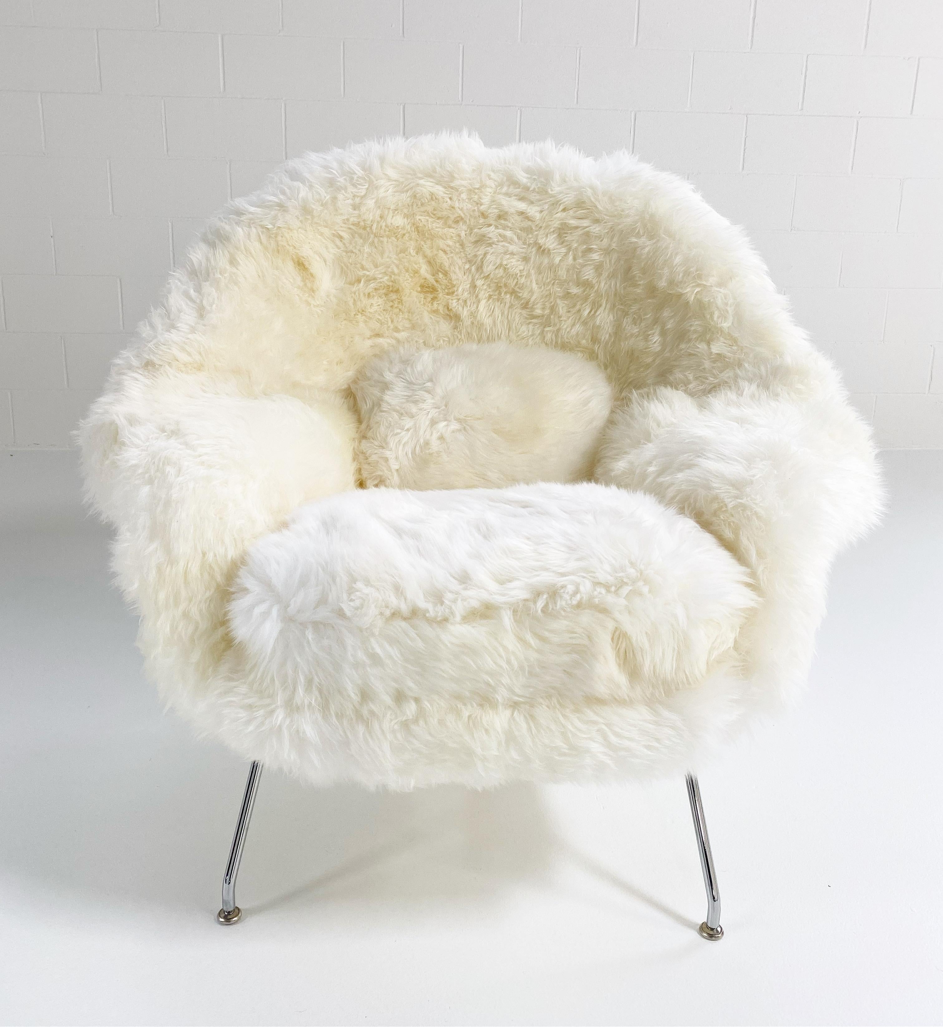 Mid-Century Modern Forsyth Bespoke Womb Chair and Ottoman in New Zealand Sheepskin, Ivory For Sale