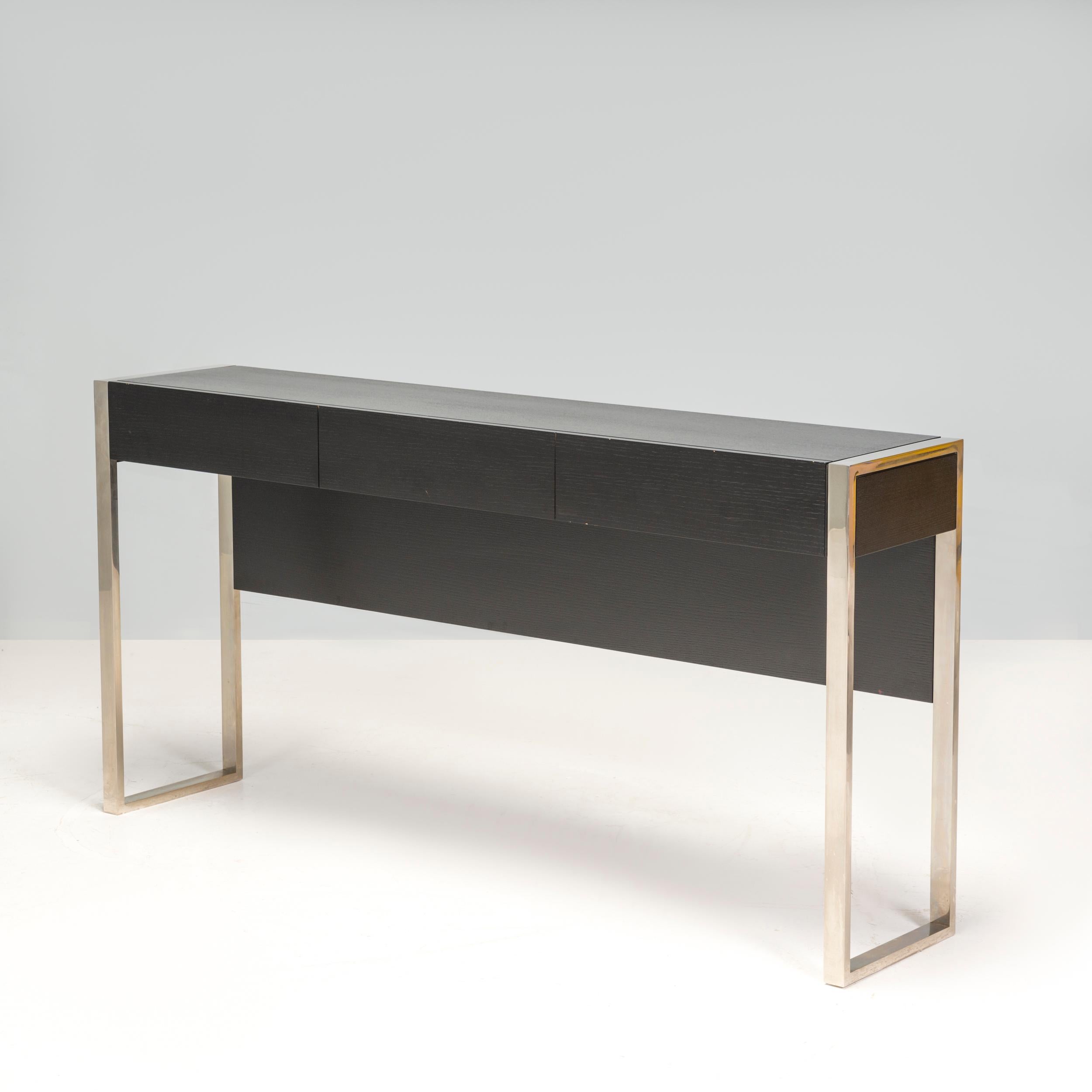 Dieser maßgefertigte Konsolentisch mit seiner modernen, minimalistischen Ästhetik besteht aus dunklem Holz und eleganten Metallbeinen, die einen kontrastreichen Abschluss bilden. Es gibt ein fesselndes Zusammenspiel von geometrischen Formen und