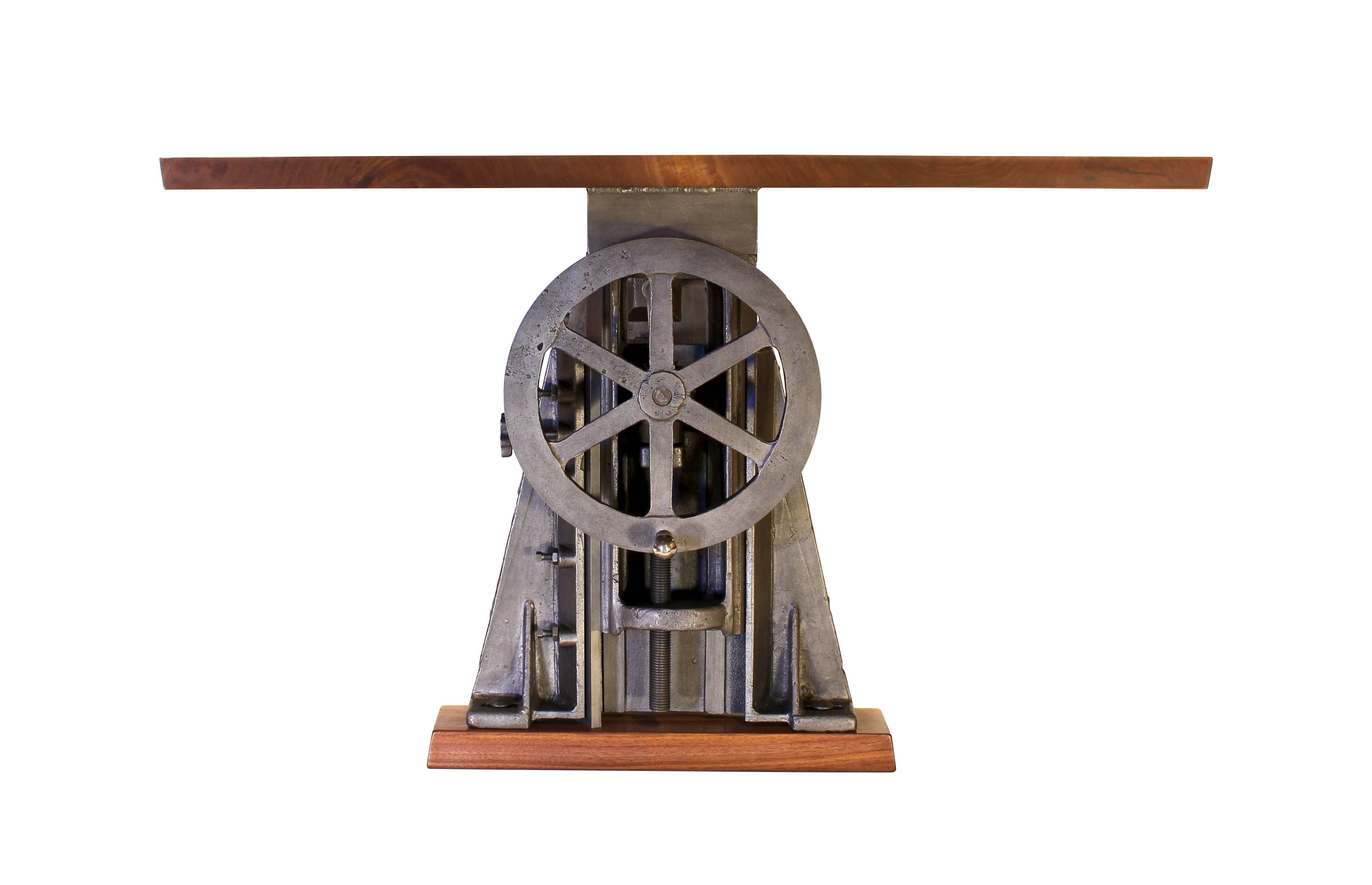 Industrieller Konferenz- und Esstisch aus Gusseisen mit Kurbelantrieb. Authentisches Maschinengestell aus Gusseisen, ca. 1920er Jahre. Die Platte ist 1 1/4