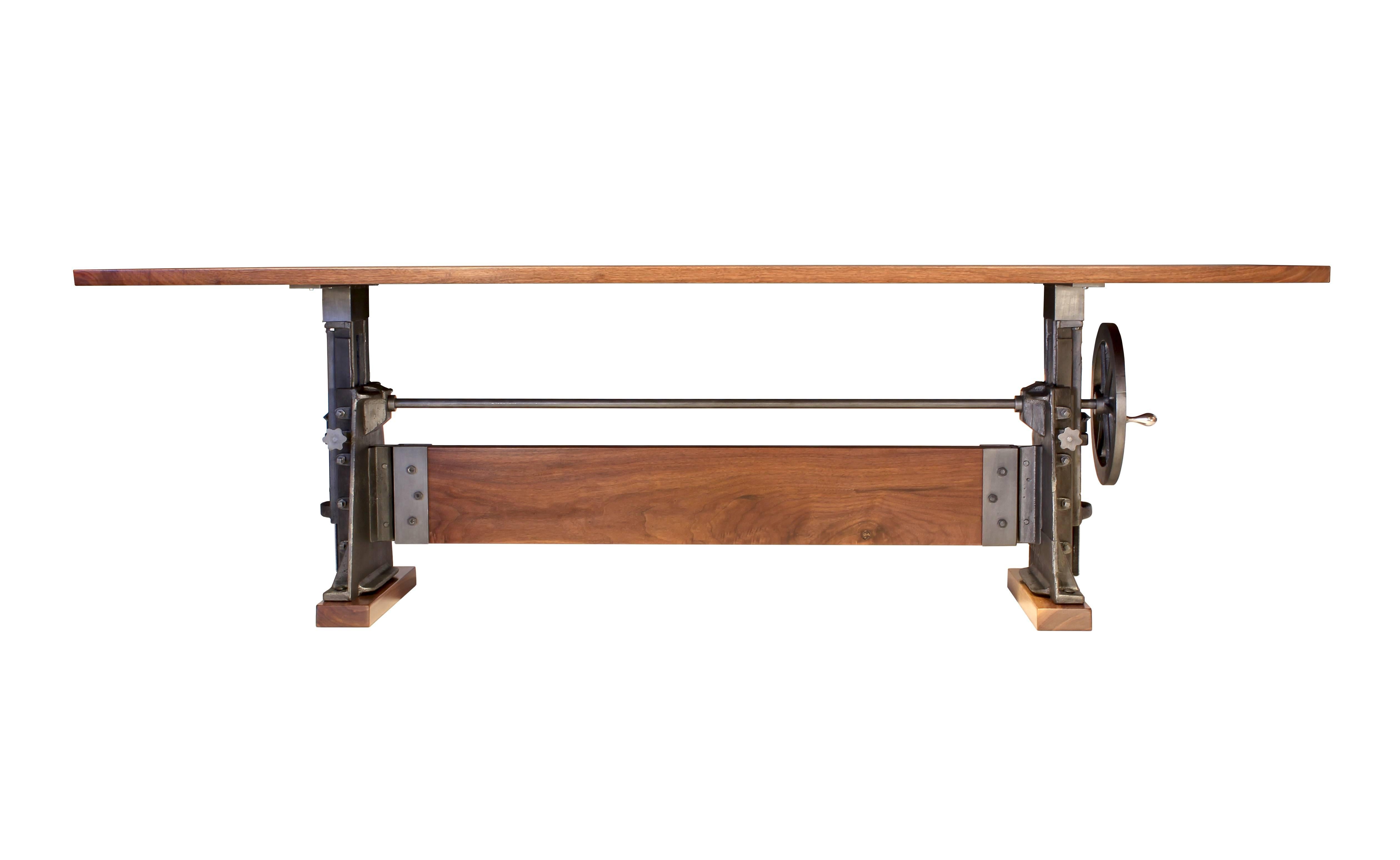 Verstellbarer Tisch aus Holz und Gusseisen nach Maß (Industriell) im Angebot
