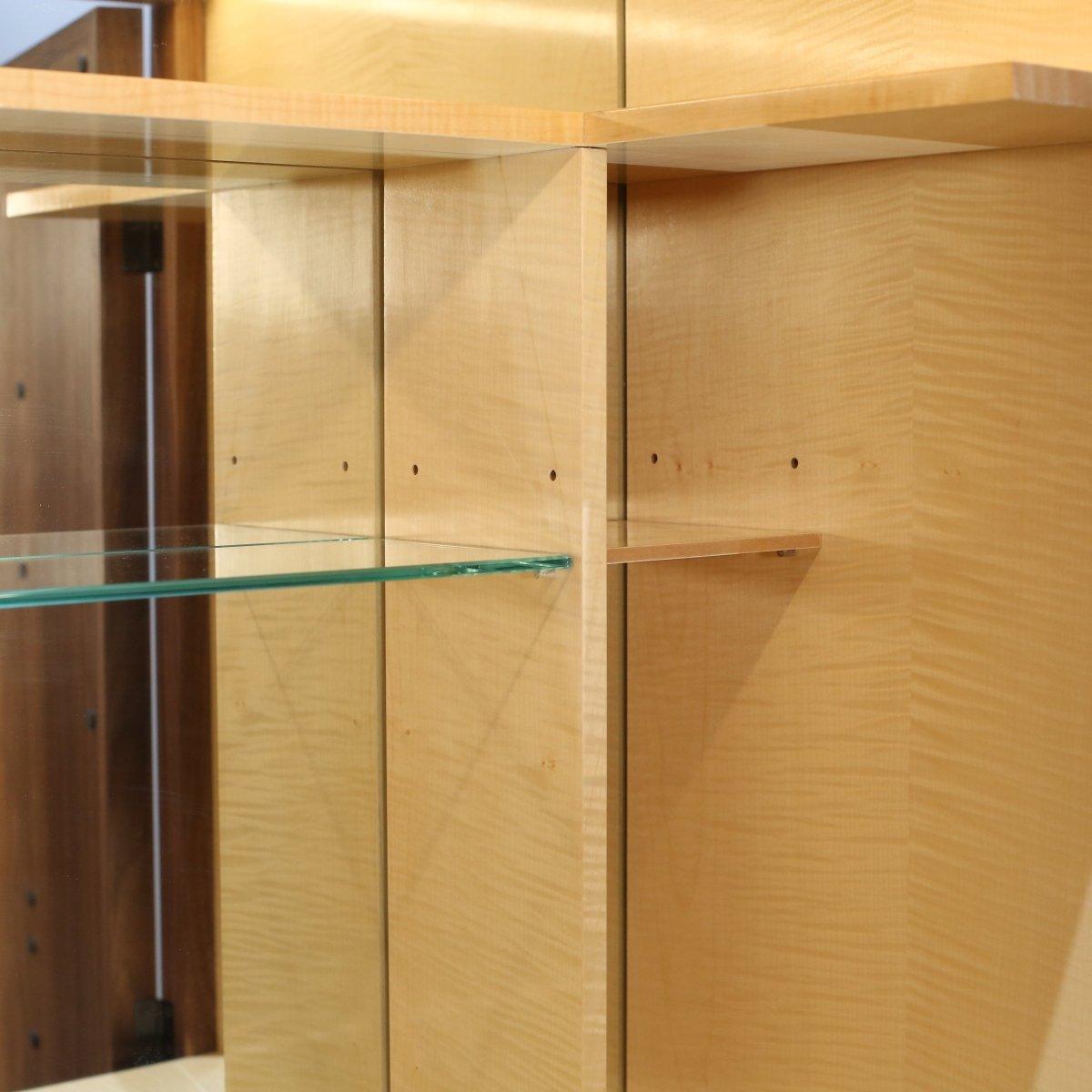 Wir stellen Ihnen die ultimative Ergänzung für Ihre Hausbar vor - unseren maßgefertigten Getränkeschrank aus Holz. Mit Präzision und Liebe zum Detail handgefertigt, strahlt dieser Schrank Luxus und Raffinesse aus. Er ist aus hochwertigem Holz