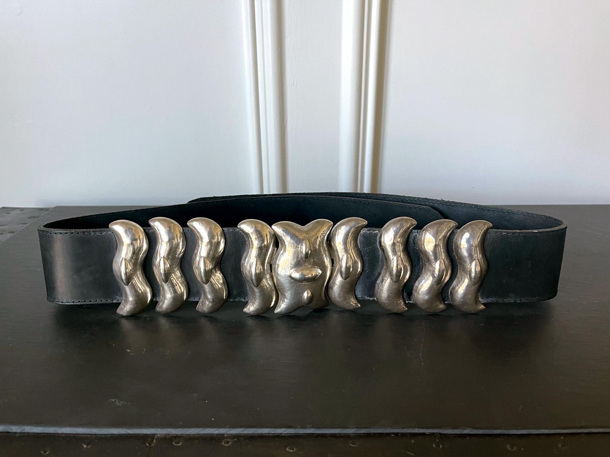 Ein breiter Ledergürtel mit einer Schnalle aus Sterlingsilber und passenden Ornamenten, hergestellt von Graziella Laffi, Lima, Peru, um 1965. Die auffälligen Silberartikel zeigen die Form und das Motiv, die in der präkolumbianischen Kultur