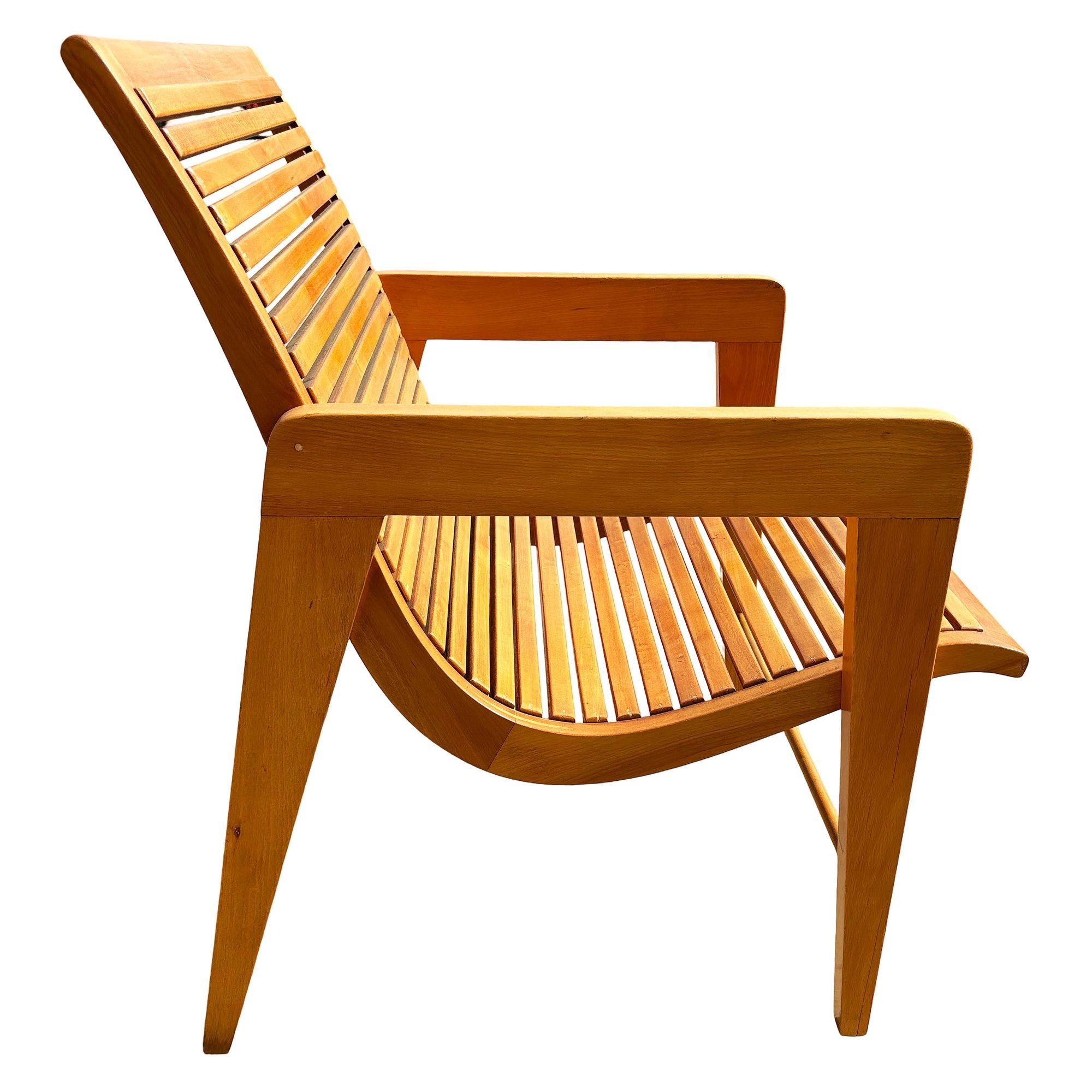 Sillón de estilo escandinavo de mediados de siglo, bellamente elaborado, con brazos de grapa de madera contrachapada suavemente curvados y armazón de madera maciza con asiento de listones de madera. El diseño presenta líneas arquitectónicas limpias