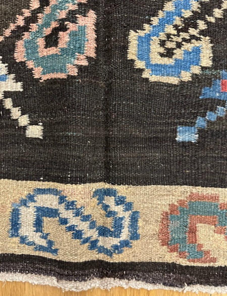 Tappeto kilim Bessarabian dalla Moldavia

Età: circa 1880

Dimensioni: 9′.2″x5′.7″ (279×170 cm)

Questo tappeto è tessuto con la tecnica dell'arazzo a fessura, senza pelo, ma è abbastanza spesso e solido per il pavimento. Il campo marrone scuro