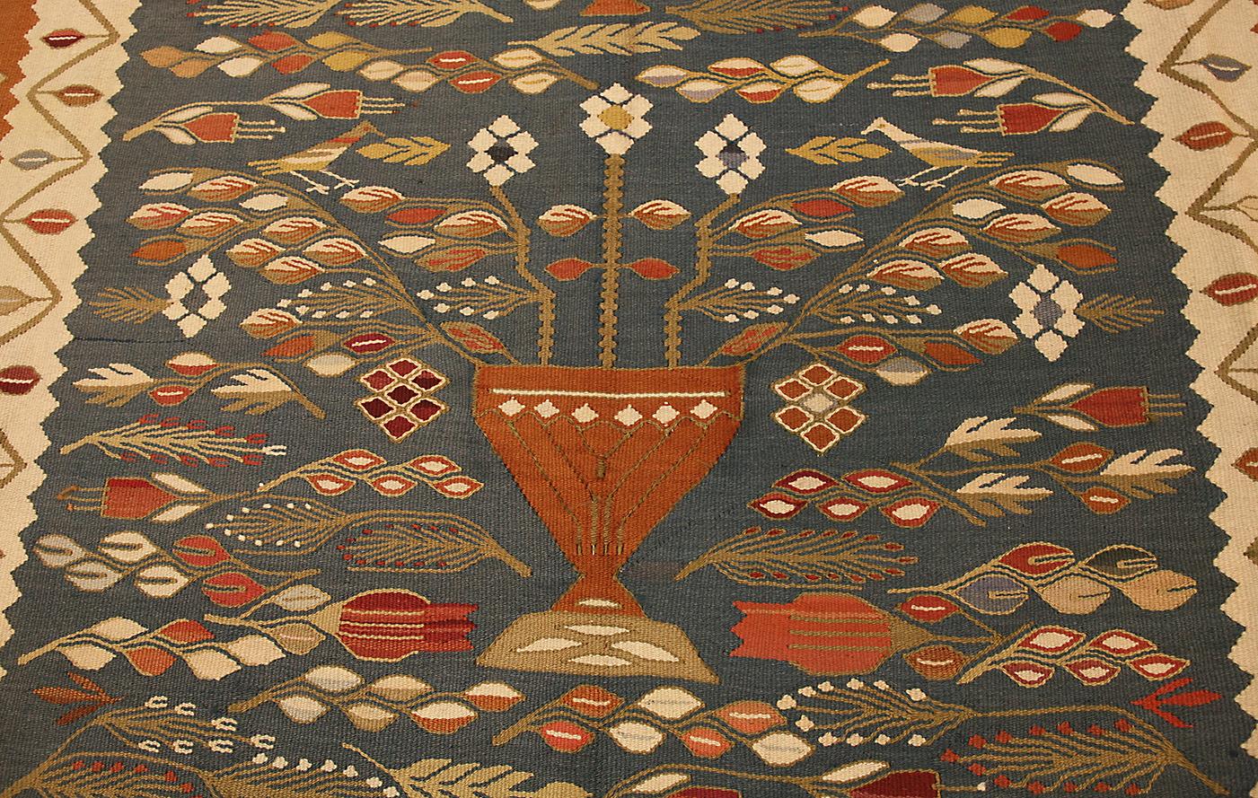 Bessarabian Kilim Floral Design In Good Condition For Sale In Ferrara, IT