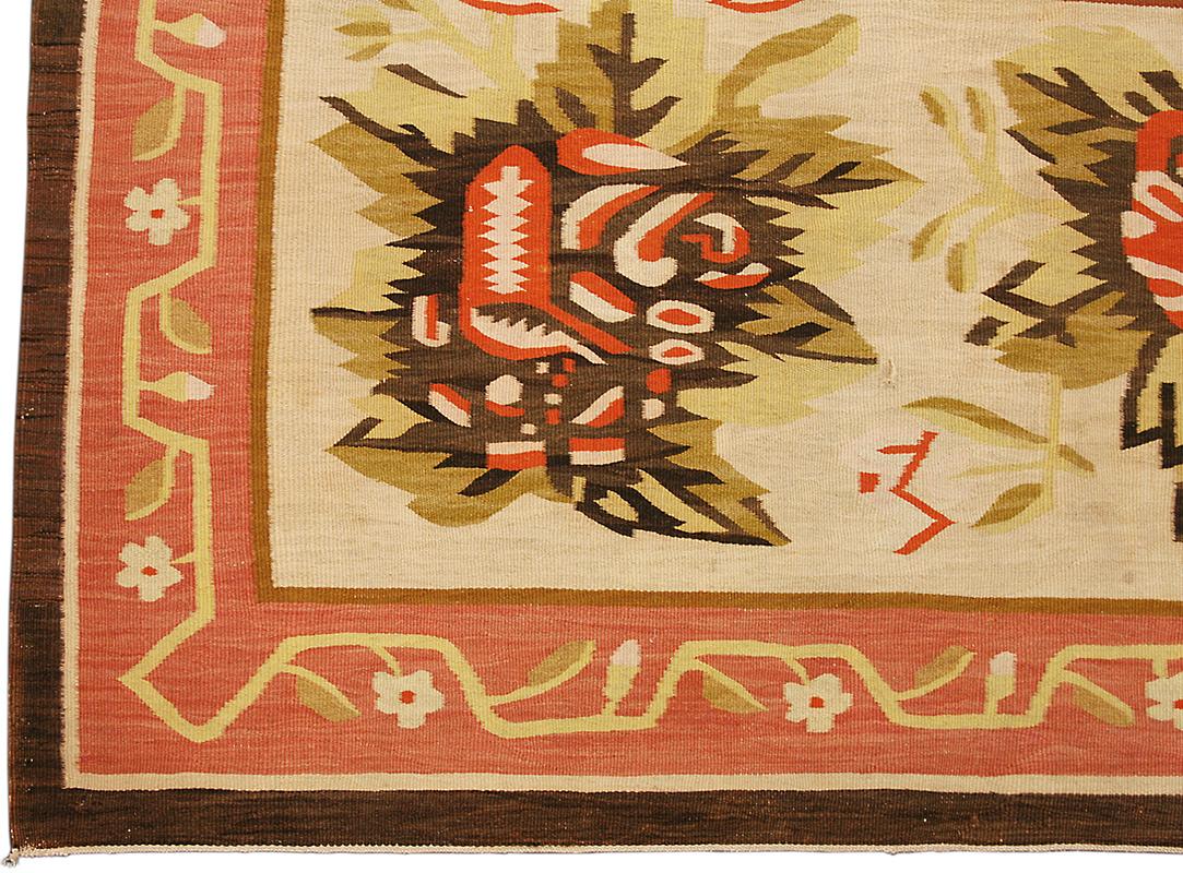 Cet élégant kilim bessarabien d'Ukraine, mesurant 250 × 163 cm, est un exemple raffiné de l'art textile de l'Europe de l'Est du 19e au début du 20e siècle. Entièrement tissé à la main selon la technique du tissage plat, ce kilim reflète la tradition