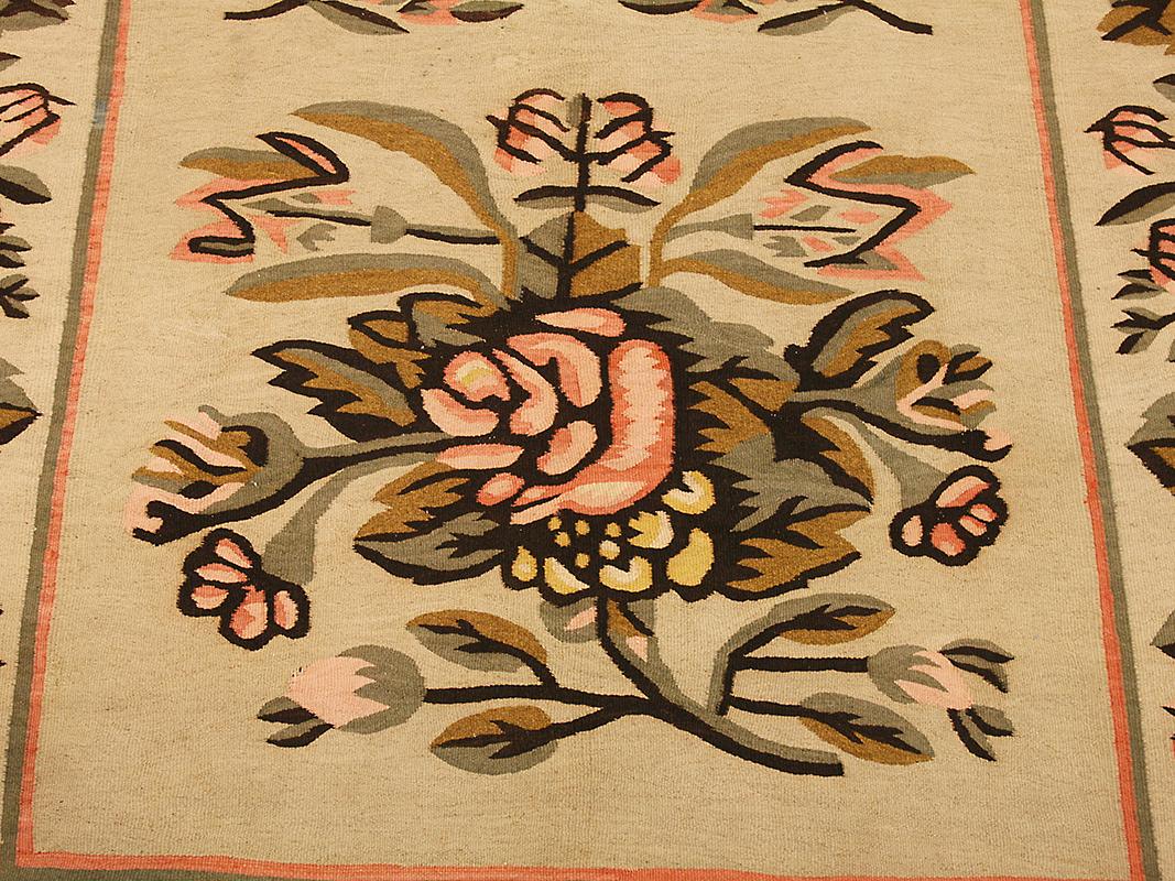 Questo elegante kilim bessarabico proveniente dall'Ucraina, che misura 250 × 163 cm, è un raffinato esempio dell'arte dell'Europa orientale del XIX e dell'inizio del XX secolo. Tessuto interamente a mano con la tecnica dell'intreccio piatto, questo