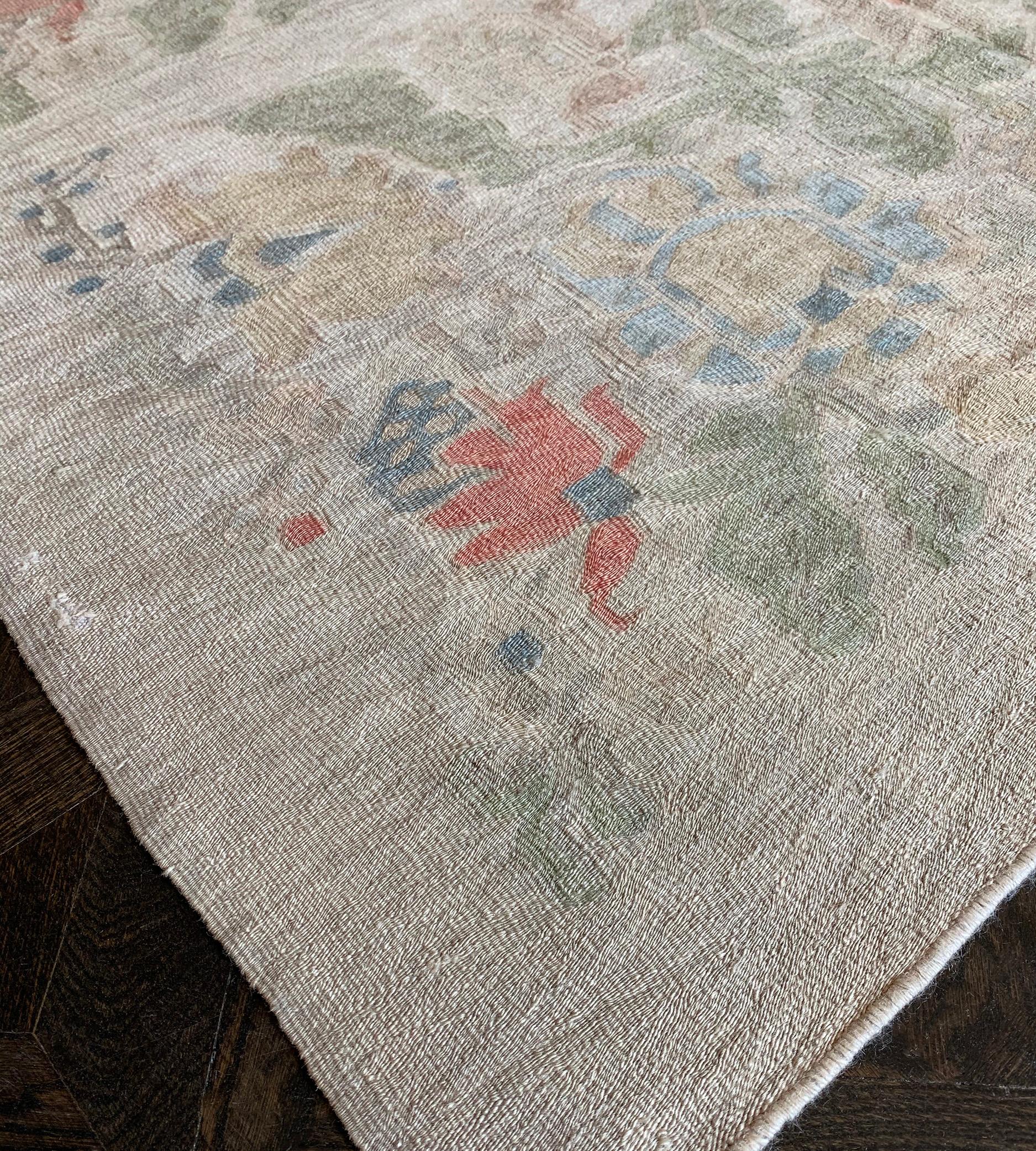Ce tapis traditionnel roumain Bessarabian tissé à la main présente un champ général ivoire raffiné contrebalancé par un délicat bouquet floral stylisé émettant des rosettes réciproques fantaisistes.