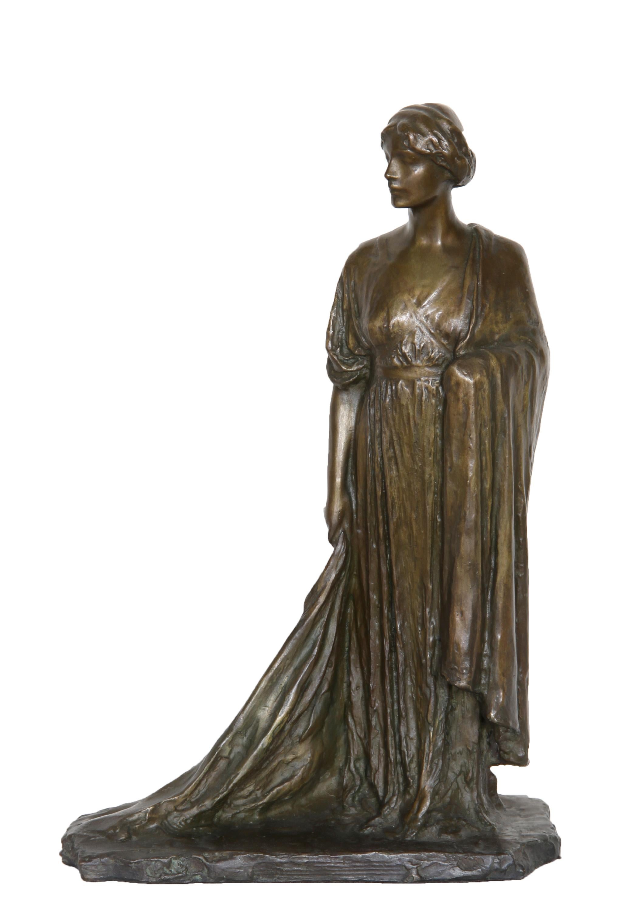 Cette sculpture en bronze de Bessie Potter Vonnoh, datant de 1911, est une charmante représentation d'une jeune femme drapée dans une robe du début du XXe siècle.  Vonnoh est devenue l'un des "lapins blancs", des femmes artistes qui ont assisté
