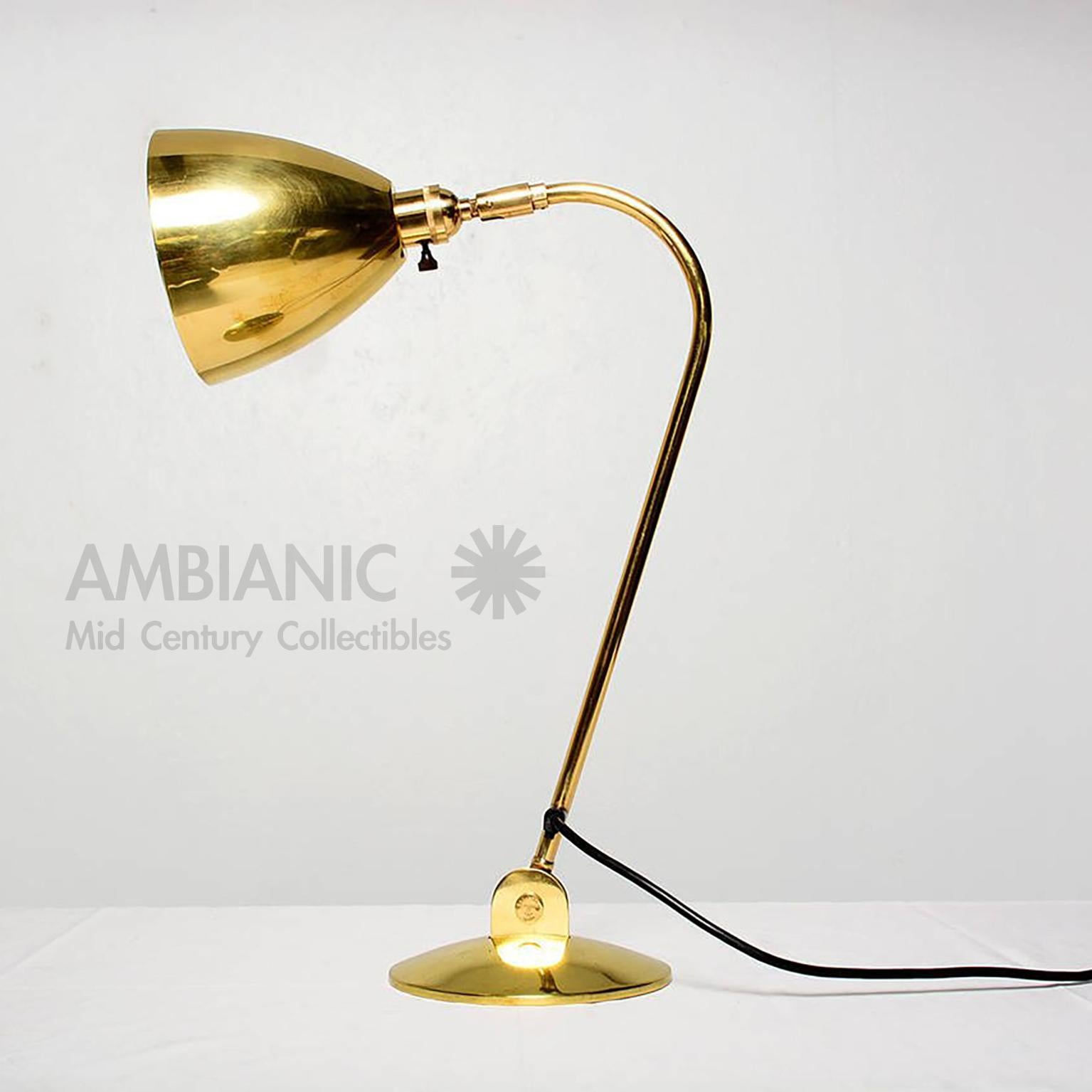 AMBIANIC is pleased to present: OMI best British desk-table reading lamp, fully adjustable, in a beautiful brass mod design. 

The top hardware has the stamp from OMI.

Excellent working condition. Ready to go. Brass is very clean. MCM vintage,