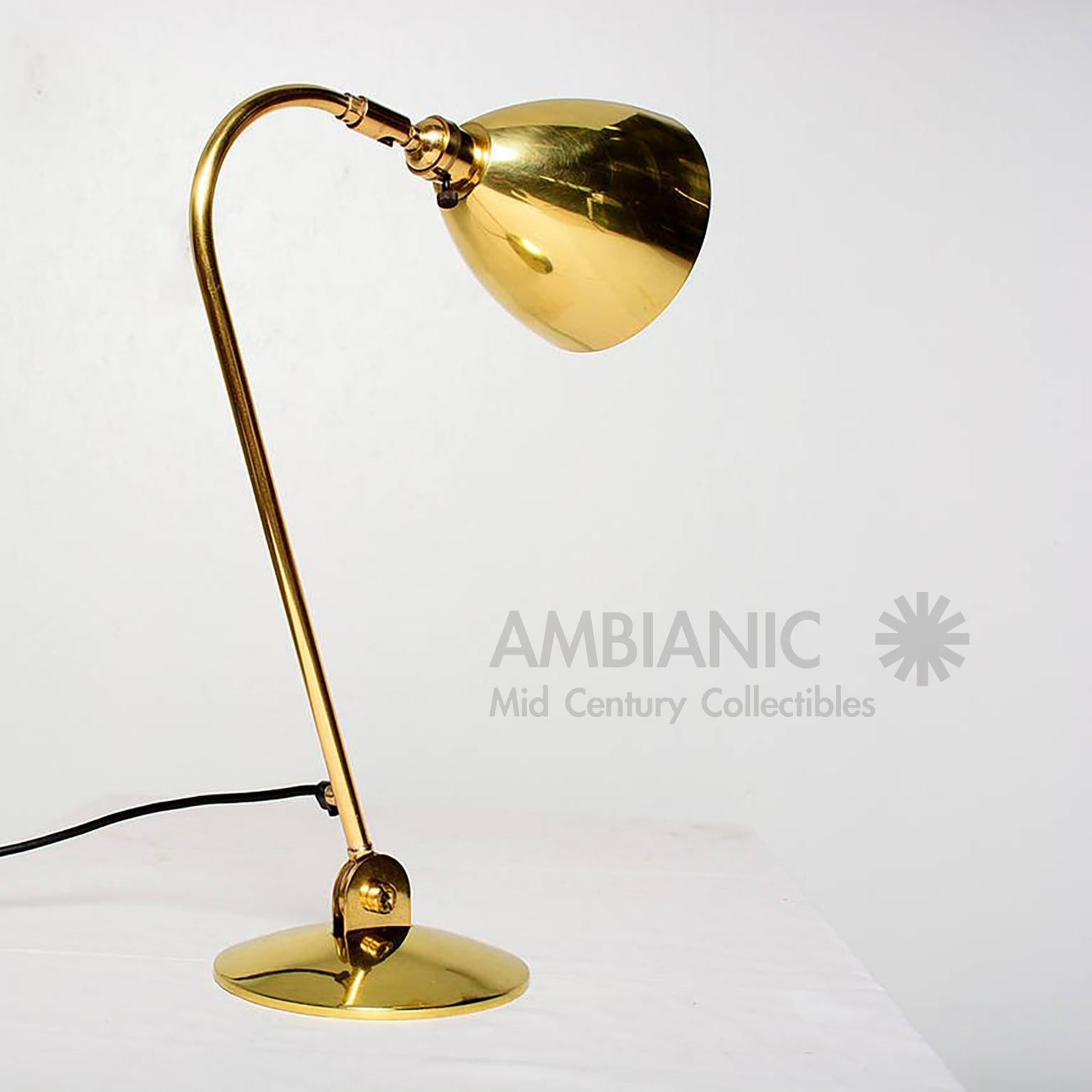 Best British Adjustable Reading Lamp in Brass by OMI 1960s MOD In Good Condition In Chula Vista, CA