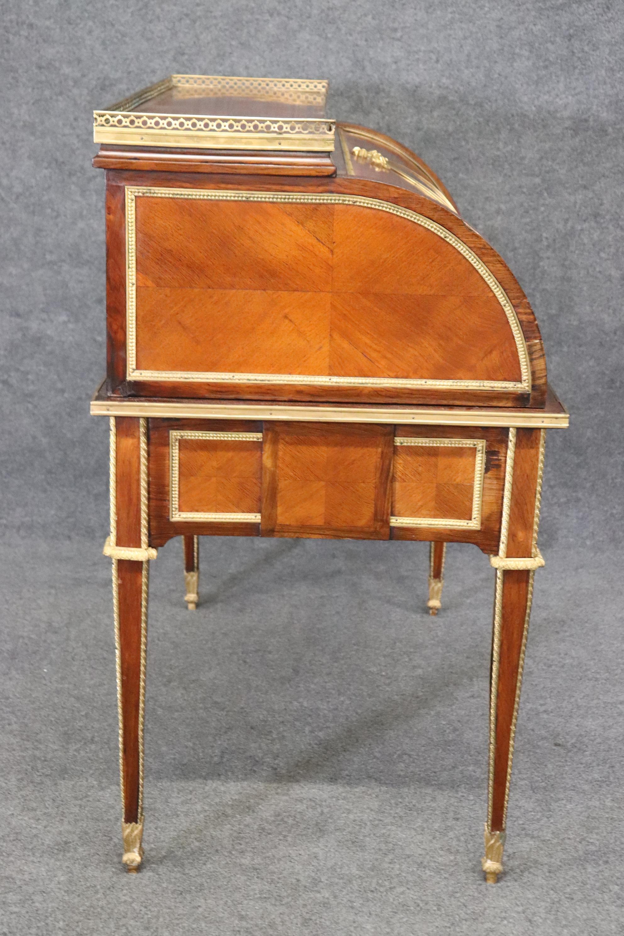 Best Dore' Bronzemontierter Putten-Schreibtisch aus Nussbaumholz in Zylinderform mit Leder  im Angebot 4