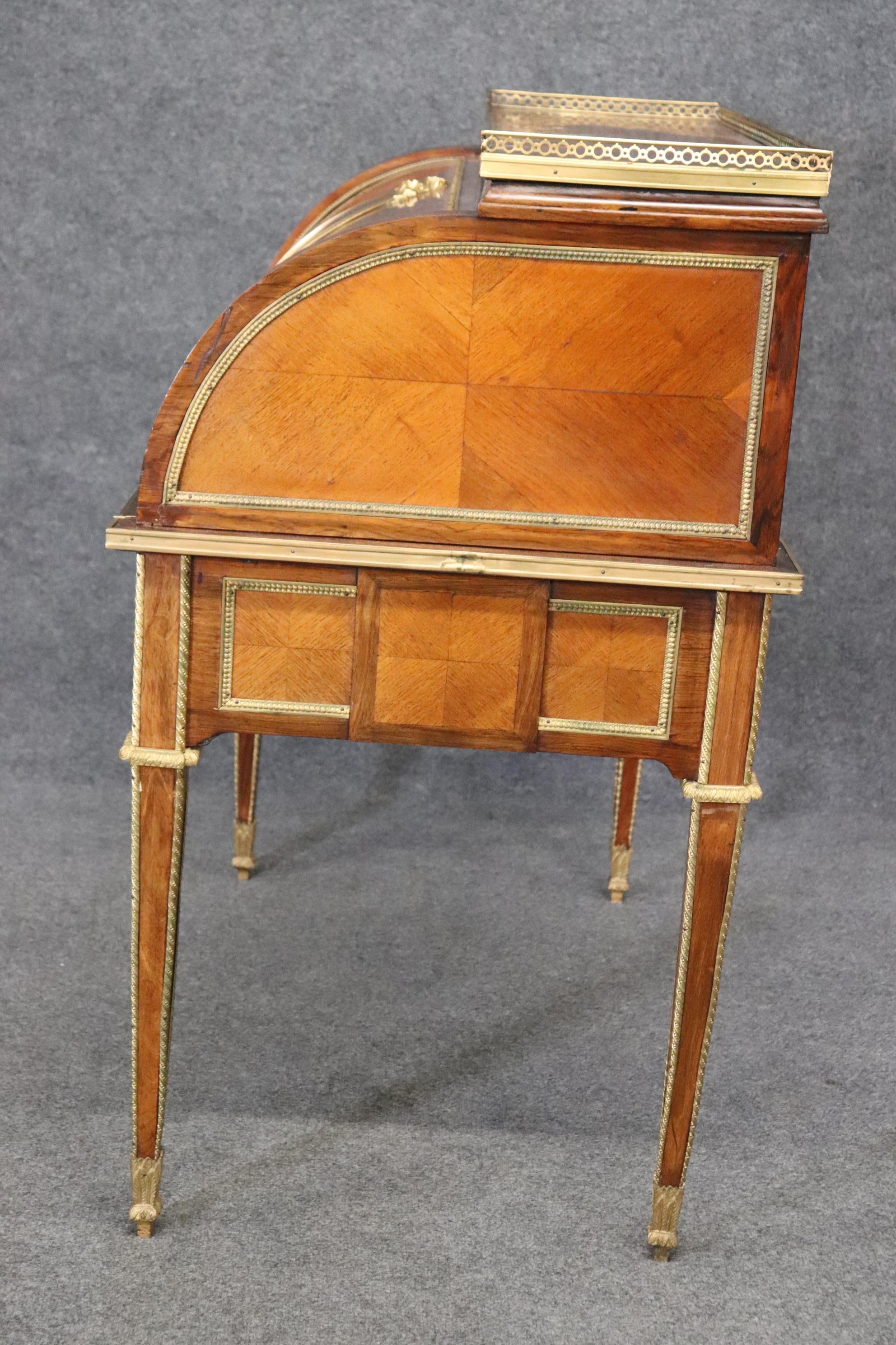 Best Dore' Bronzemontierter Putten-Schreibtisch aus Nussbaumholz in Zylinderform mit Leder  im Angebot 6