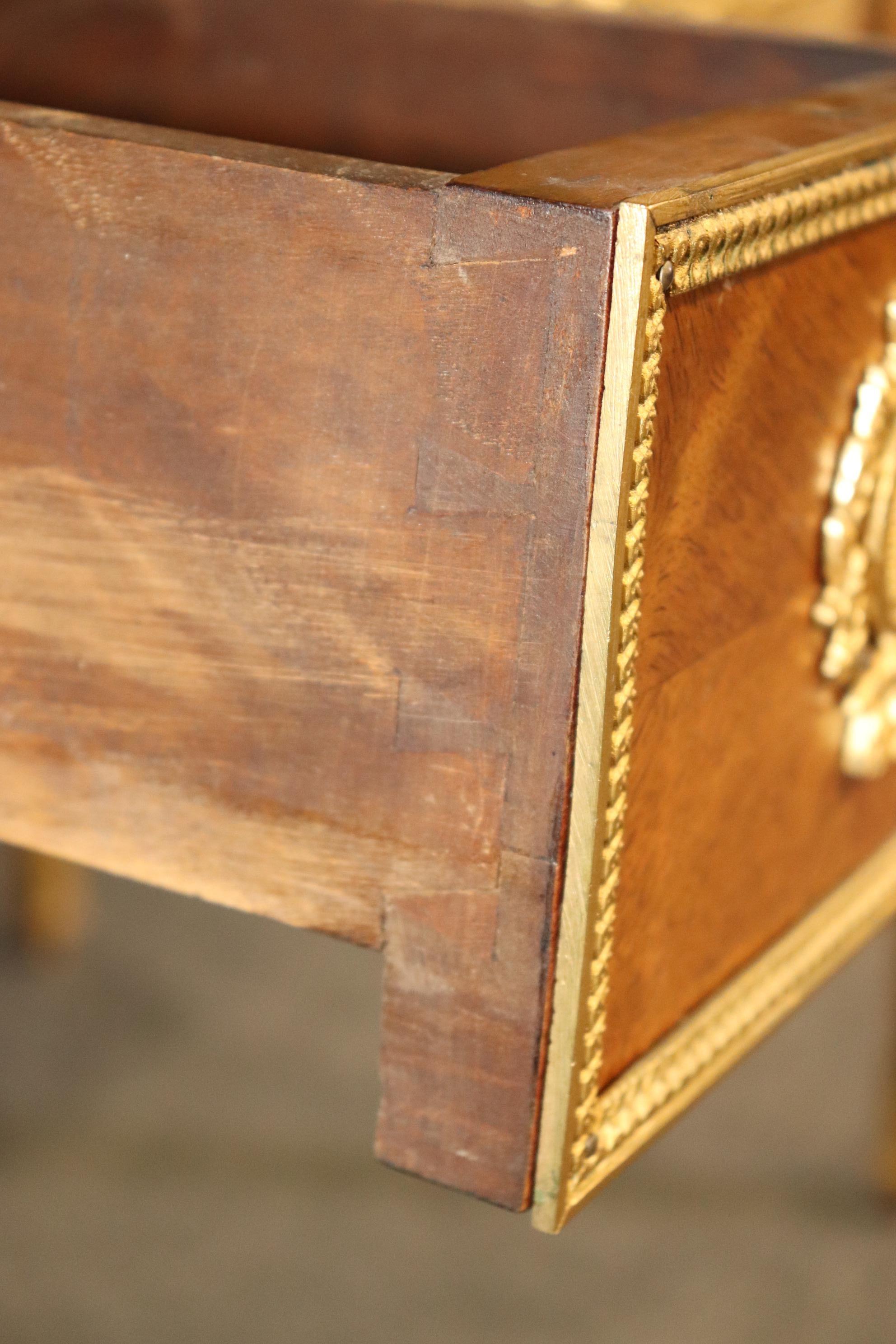Best Dore' Bronzemontierter Putten-Schreibtisch aus Nussbaumholz in Zylinderform mit Leder  im Angebot 13