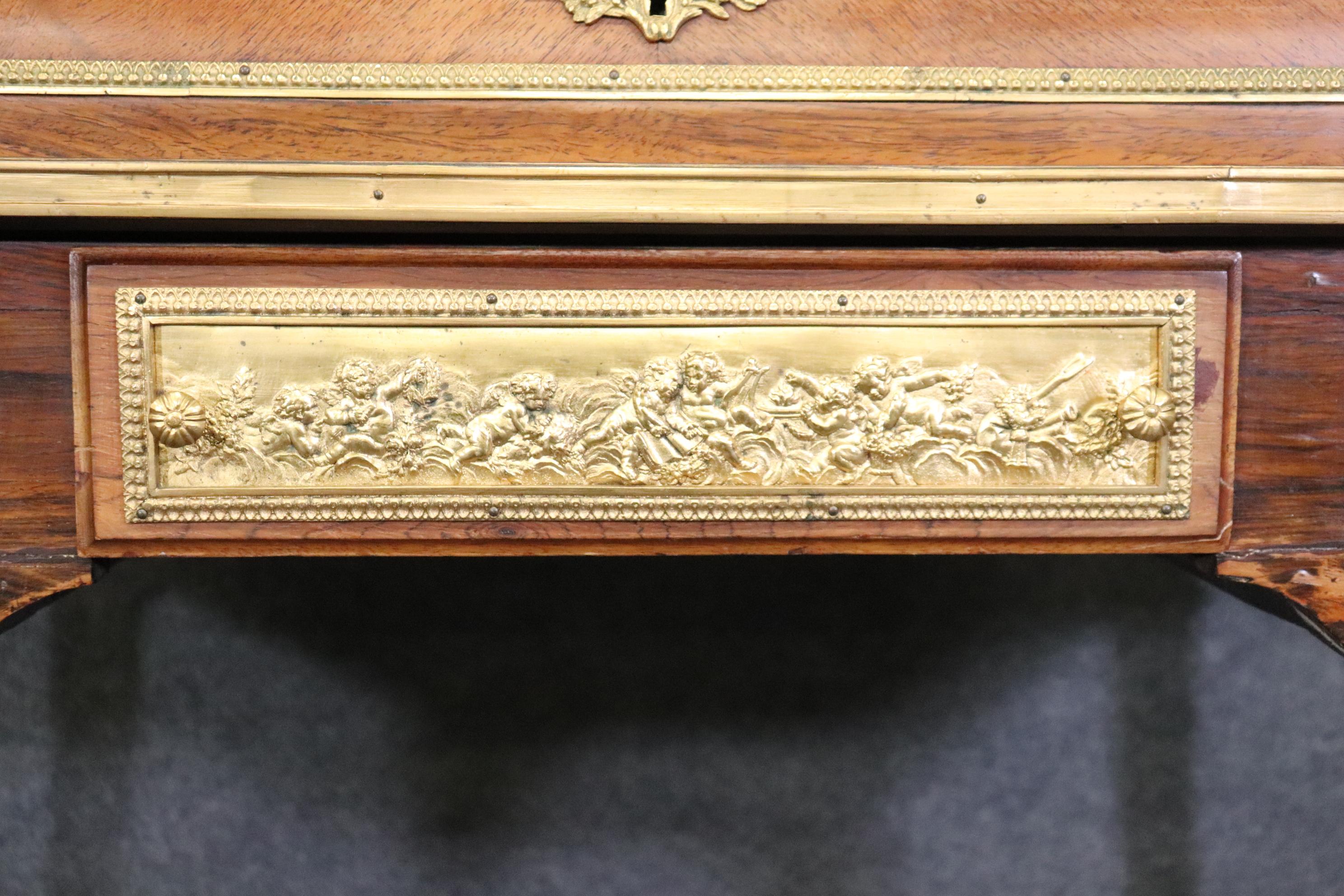 Best Dore' Bronzemontierter Putten-Schreibtisch aus Nussbaumholz in Zylinderform mit Leder  im Angebot 1