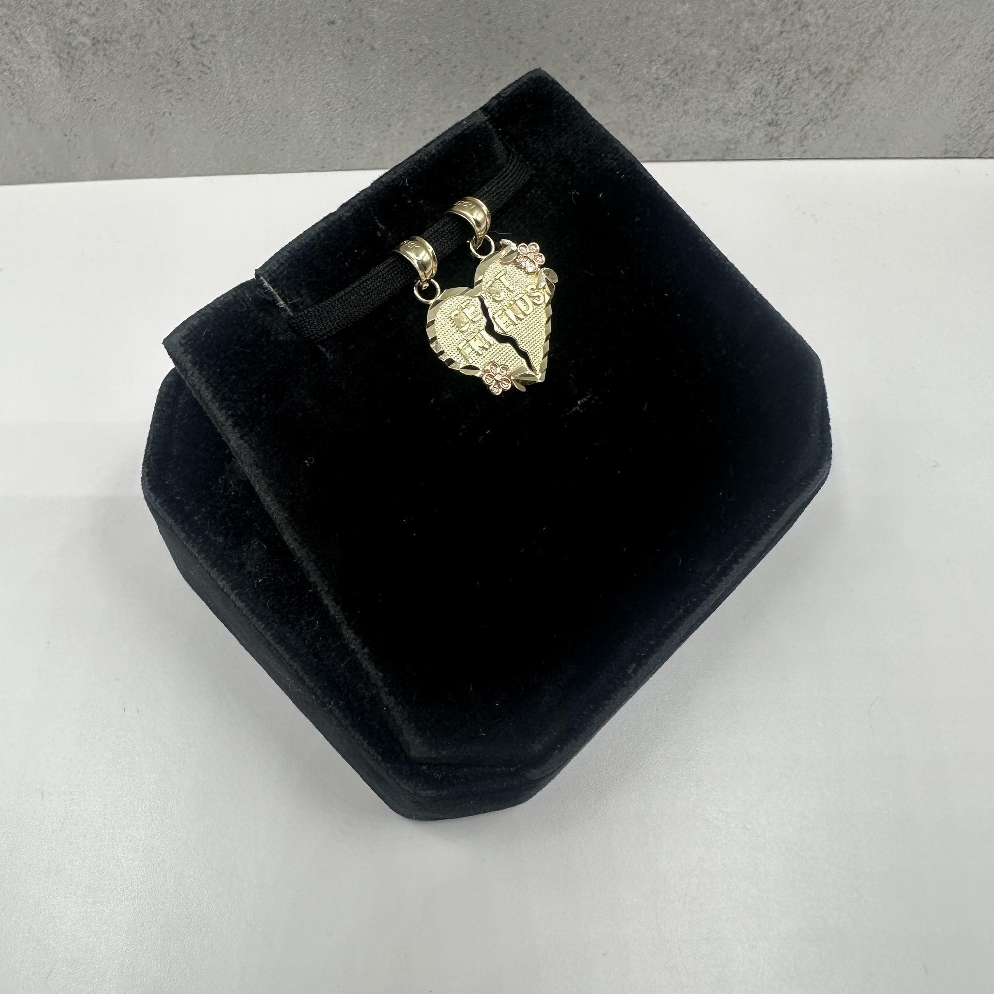 Ce charmant pendentif Best Friends Heart en or jaune 14kt est conçu pour se briser en deux pendentifs, parfaits pour être partagés avec un être cher. Doté de subtils accents d'or rose, il ajoute une touche unique à un motif de cœur classique. Avec