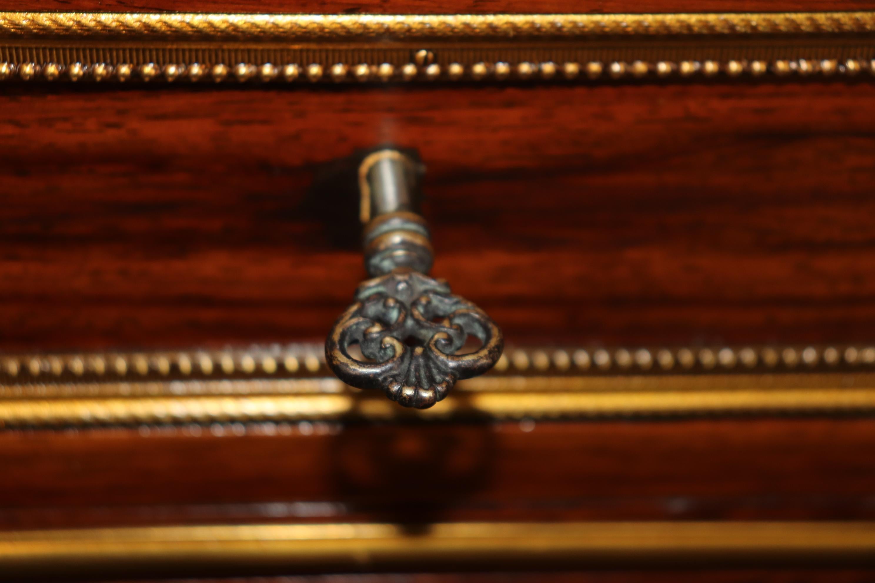 Beste Qualität Bronze montiert Französisch Louis XVI Marmor Top Palisander Sideboard  im Angebot 7