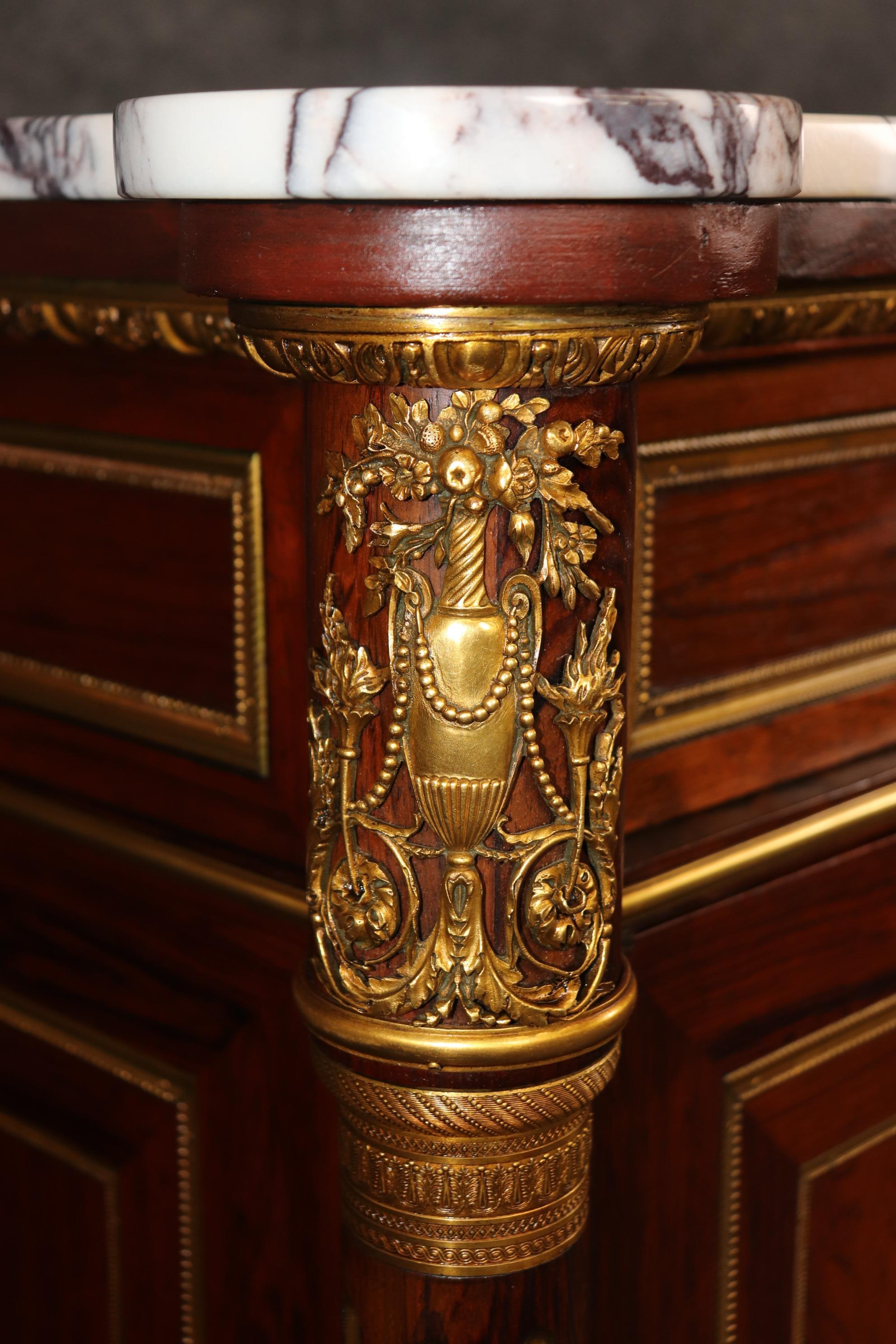 Beste Qualität Bronze montiert Französisch Louis XVI Marmor Top Palisander Sideboard  im Zustand „Gut“ im Angebot in Swedesboro, NJ