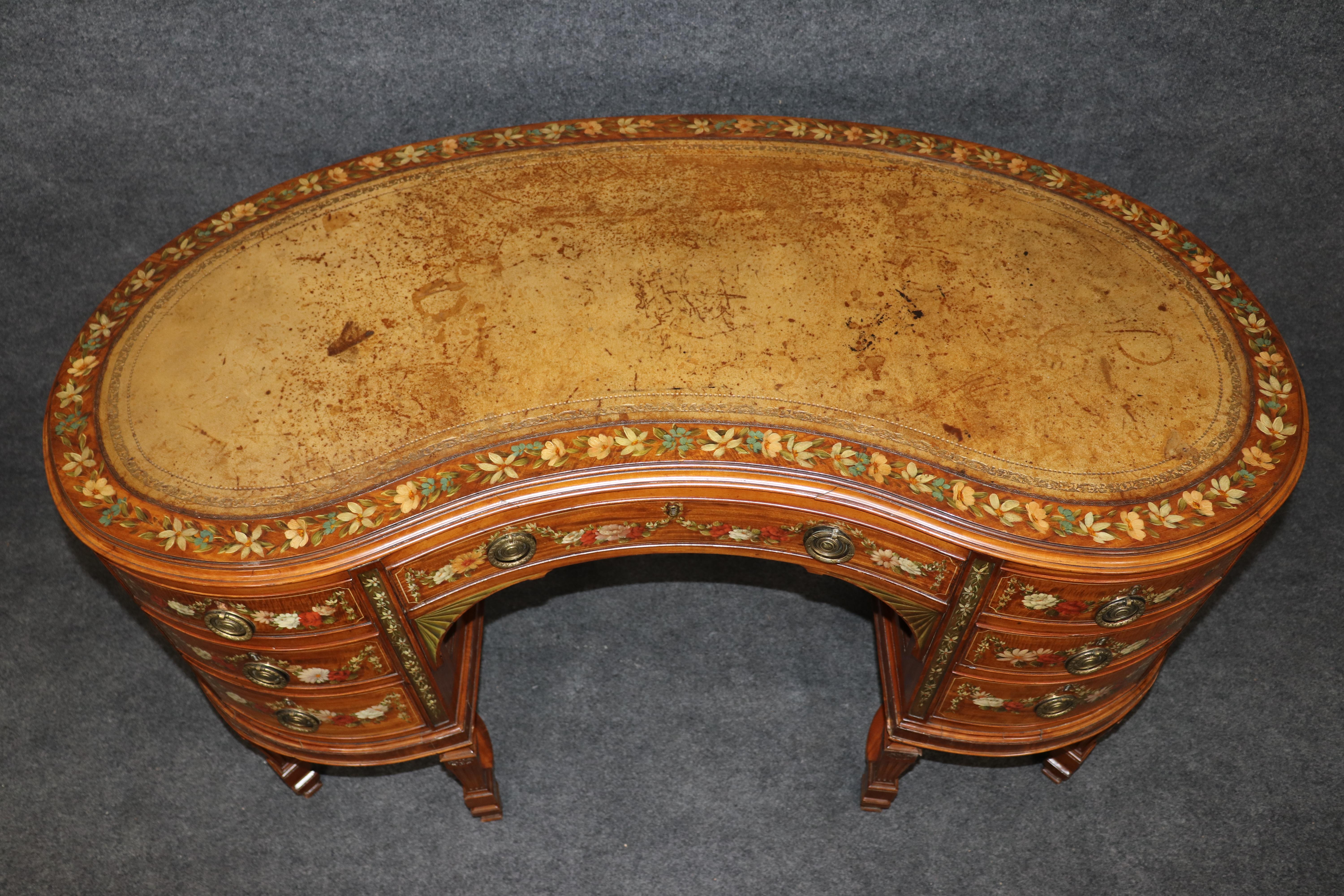 Best Quality English Satinwood Paint Decorated Adams Style Kidney Shaped Vanity im Zustand „Gut“ im Angebot in Swedesboro, NJ