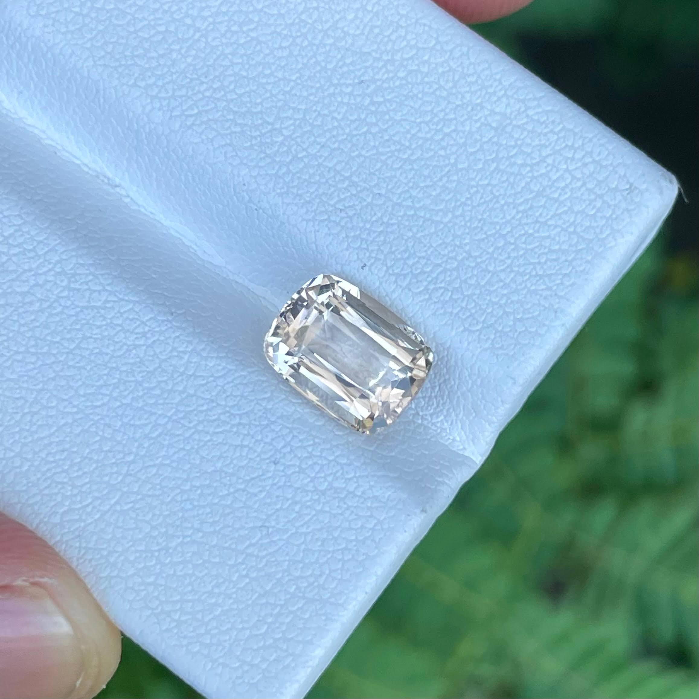 Moderno Migliore qualità Topazio 3,55 carati Fancy Cushion Cut Gemma pakistana naturale in vendita