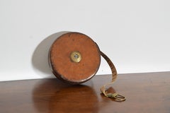 Beste Lederkapsel Vintage Roll Up Tape Measure, Leather & Brass, 1st half 20thc