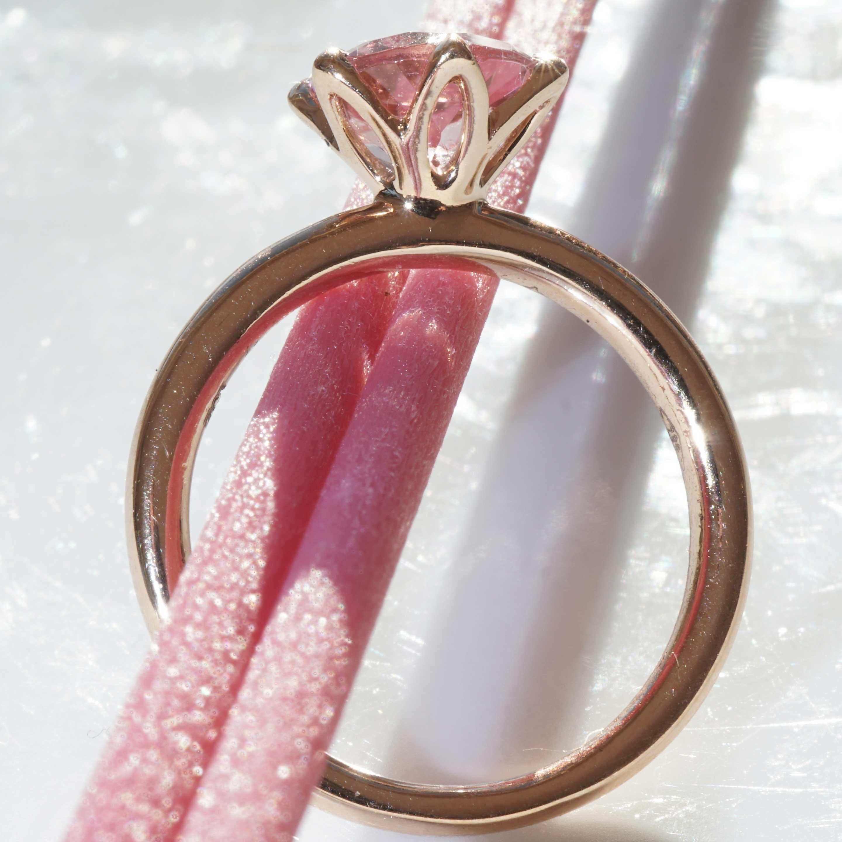 Morganit Ring made in Valenza  finest Goldsmith´s Work Bestseller Combination In New Condition For Sale In Viena, Viena