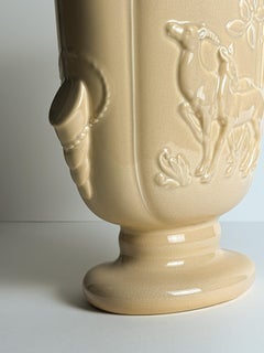 Vaso su piedistallo in ceramica Art Déco di Beswick, con rilievo di gazzella, Inghilterra, anni ’30