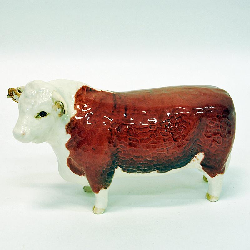 Beautiful and natural looking Hereford Bull figurine of ceramic by Arthur Gredington for Beswick, England, 1950s. Model 1363. Made of glazed ceramic and painted in white and brown colors. Stamped underneath with Beswick England. Ch of Champions.