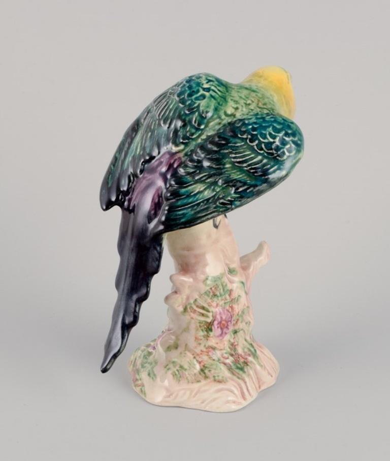 Metà XX secolo Beswick, Inghilterra. Statuetta in porcellana di un pappagallo. Circa anni '30/'40 in vendita