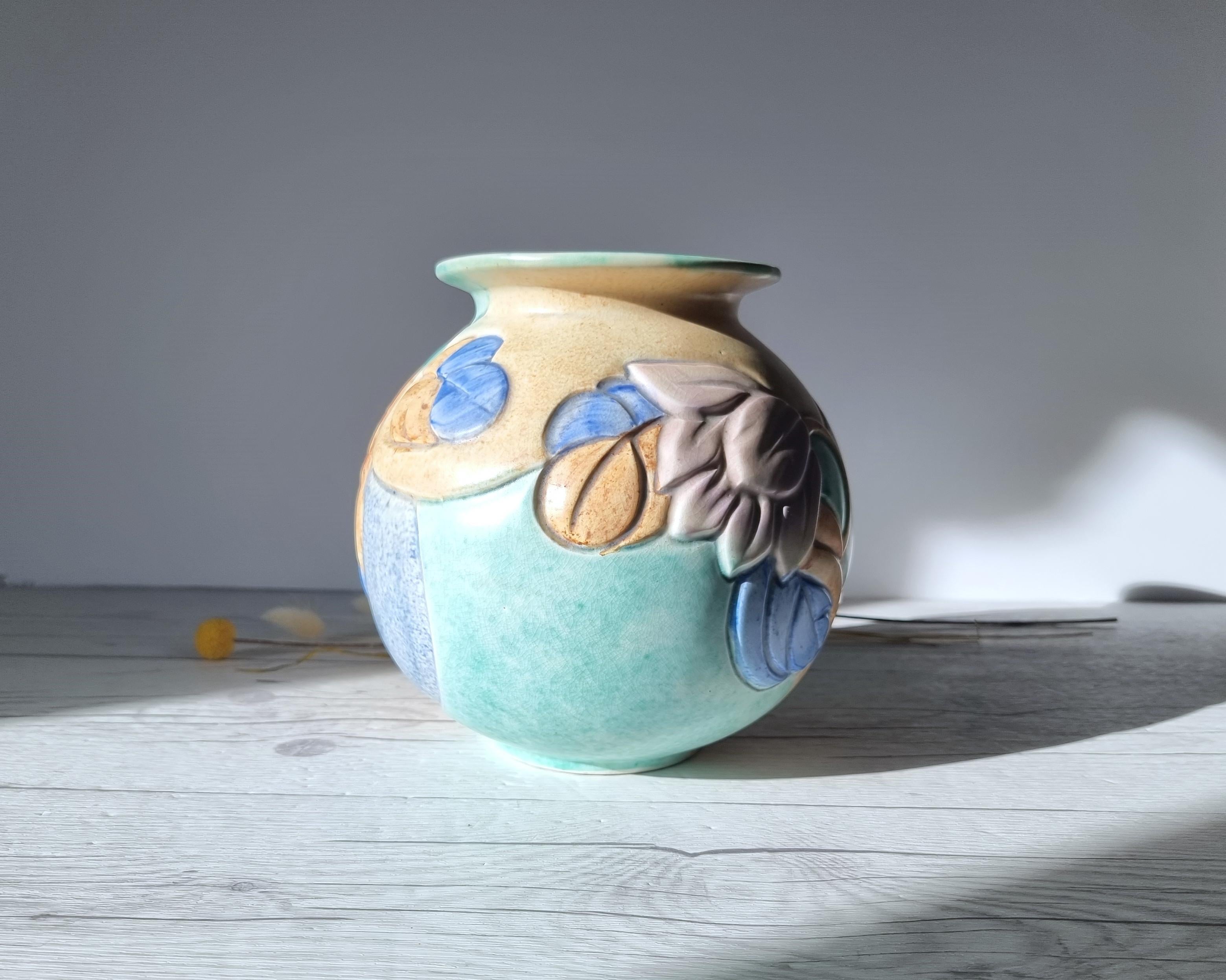 Beswick Keramik, Art Deco Satin-Matt Sherbet Palette Glasur geschnitzte Globusvase (Art déco) im Angebot