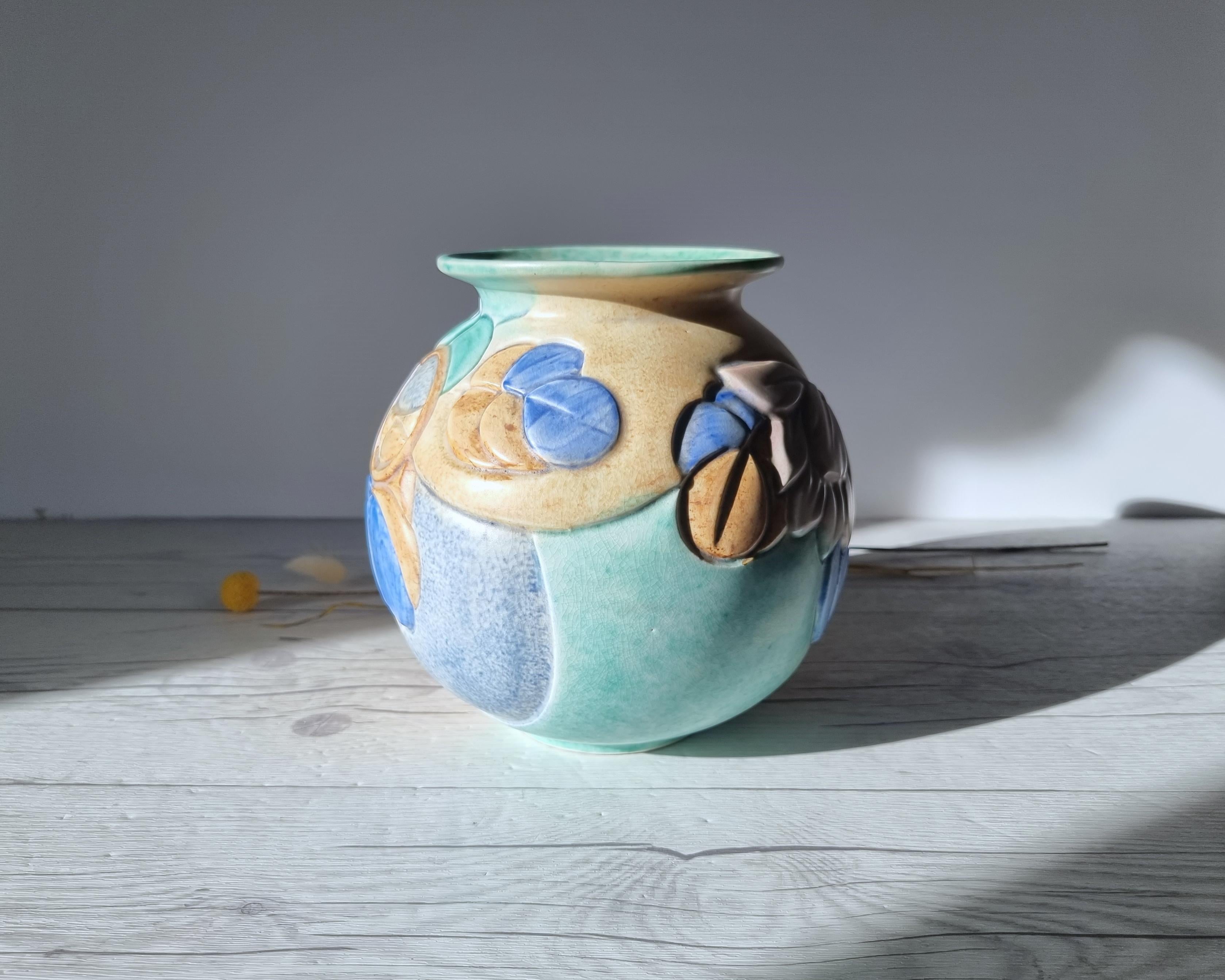 Britannique Poterie de Beswick, vase globe sculpté Art Déco en satin satiné avec glaçure à palette Sherbet en vente