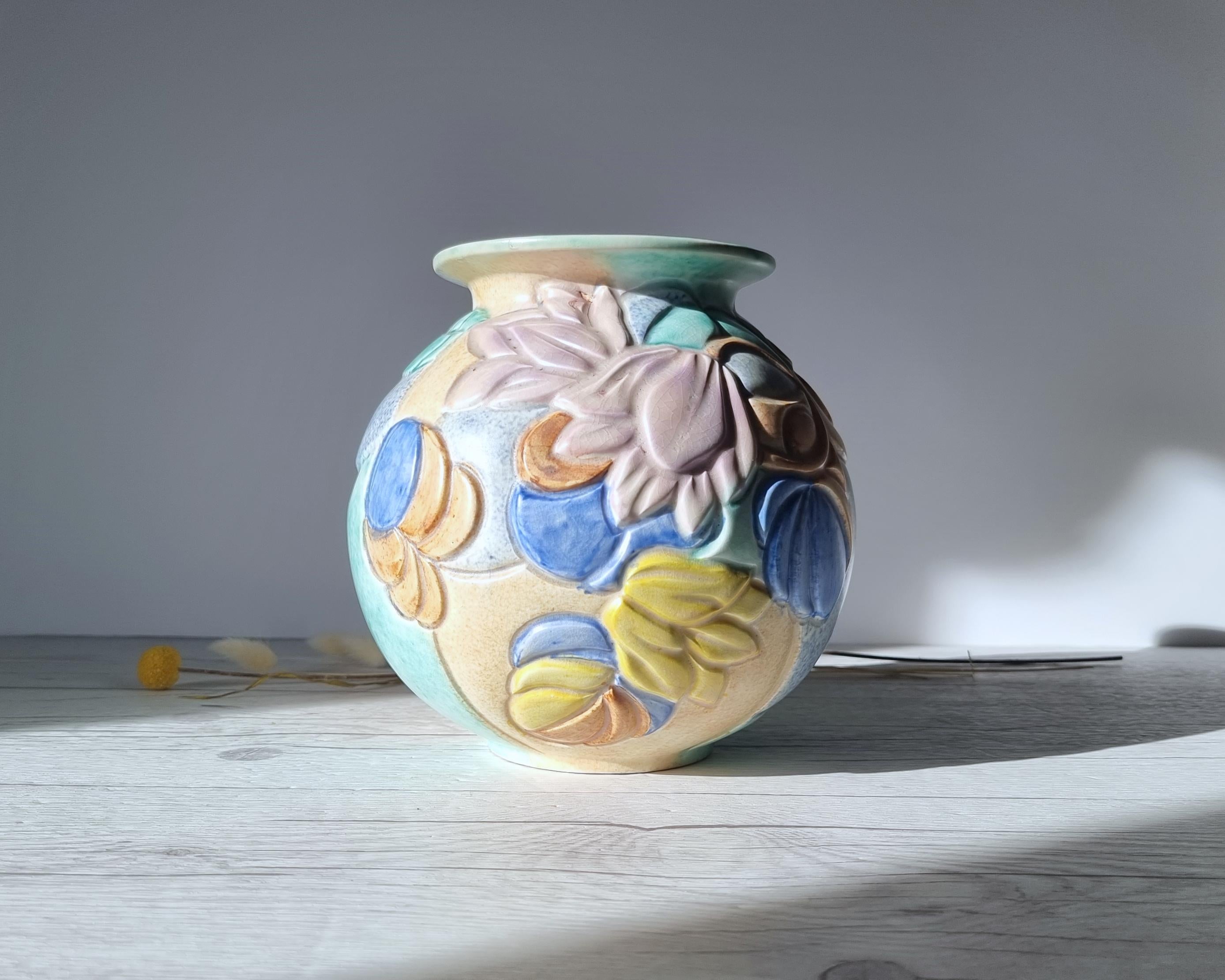 Milieu du XXe siècle Poterie de Beswick, vase globe sculpté Art Déco en satin satiné avec glaçure à palette Sherbet en vente