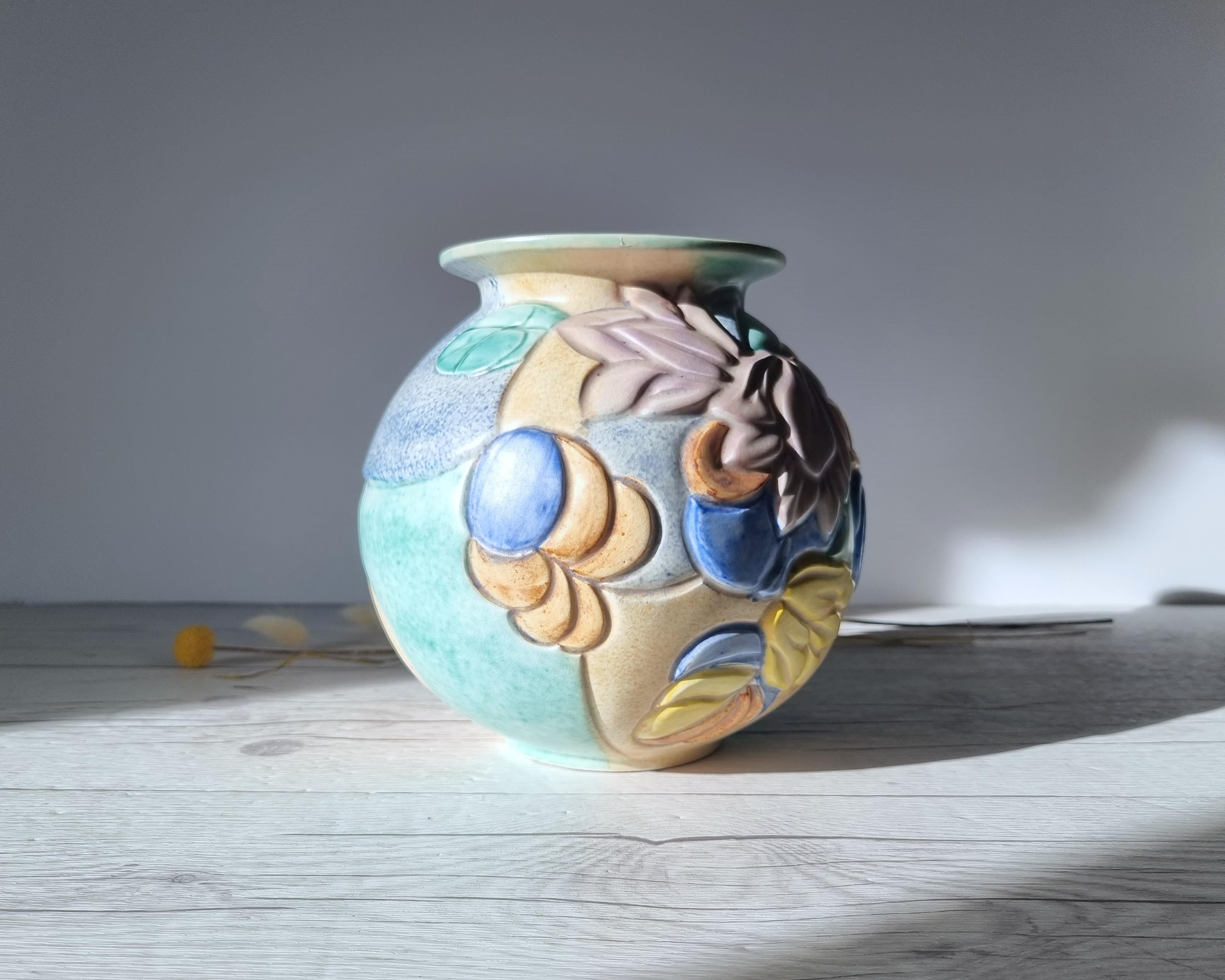 Beswick Pottery, Art Deco Satin-Matt Sherbet Palette Glaze Carved Globe Vase In Good Condition For Sale In Frome, GB