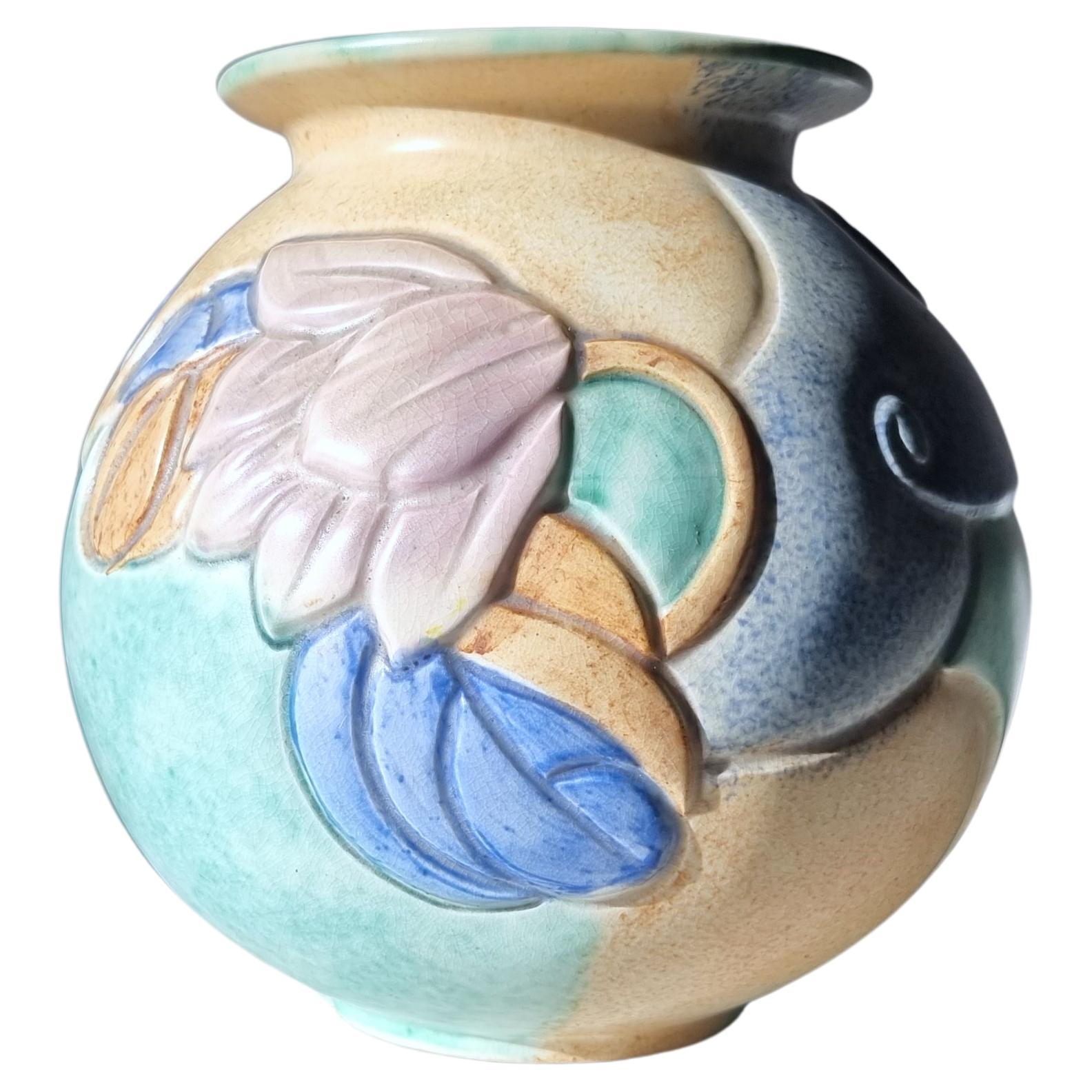 Poterie de Beswick, vase globe sculpté Art Déco en satin satiné avec glaçure à palette Sherbet