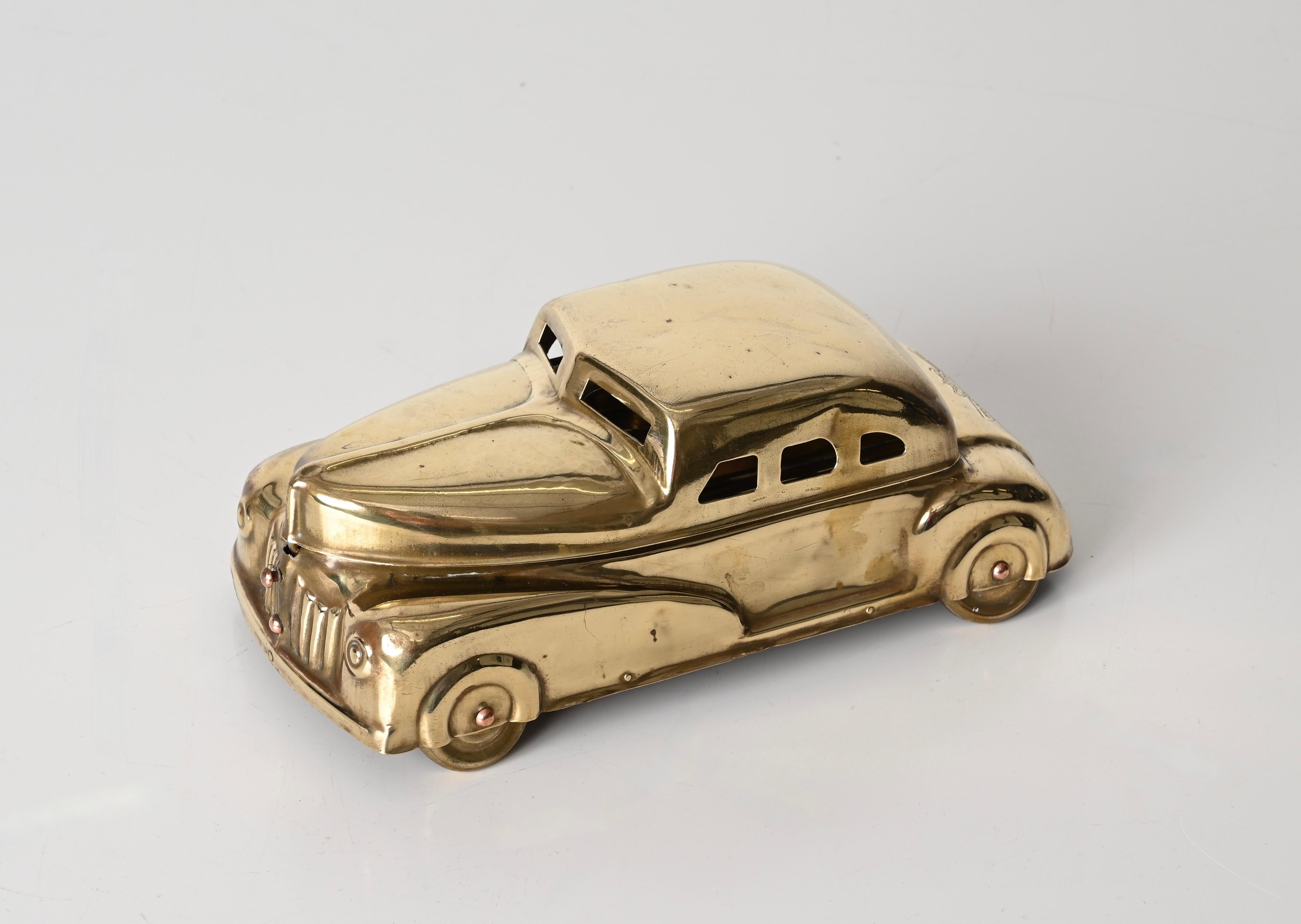 Lovely Art Deco model car fully made in brass. This charming model car box with many purposes was made in the US during the 1930s.

Patent 75086 - This elegant and rare brass model car could be used as display item, as a desk set for storing ink or