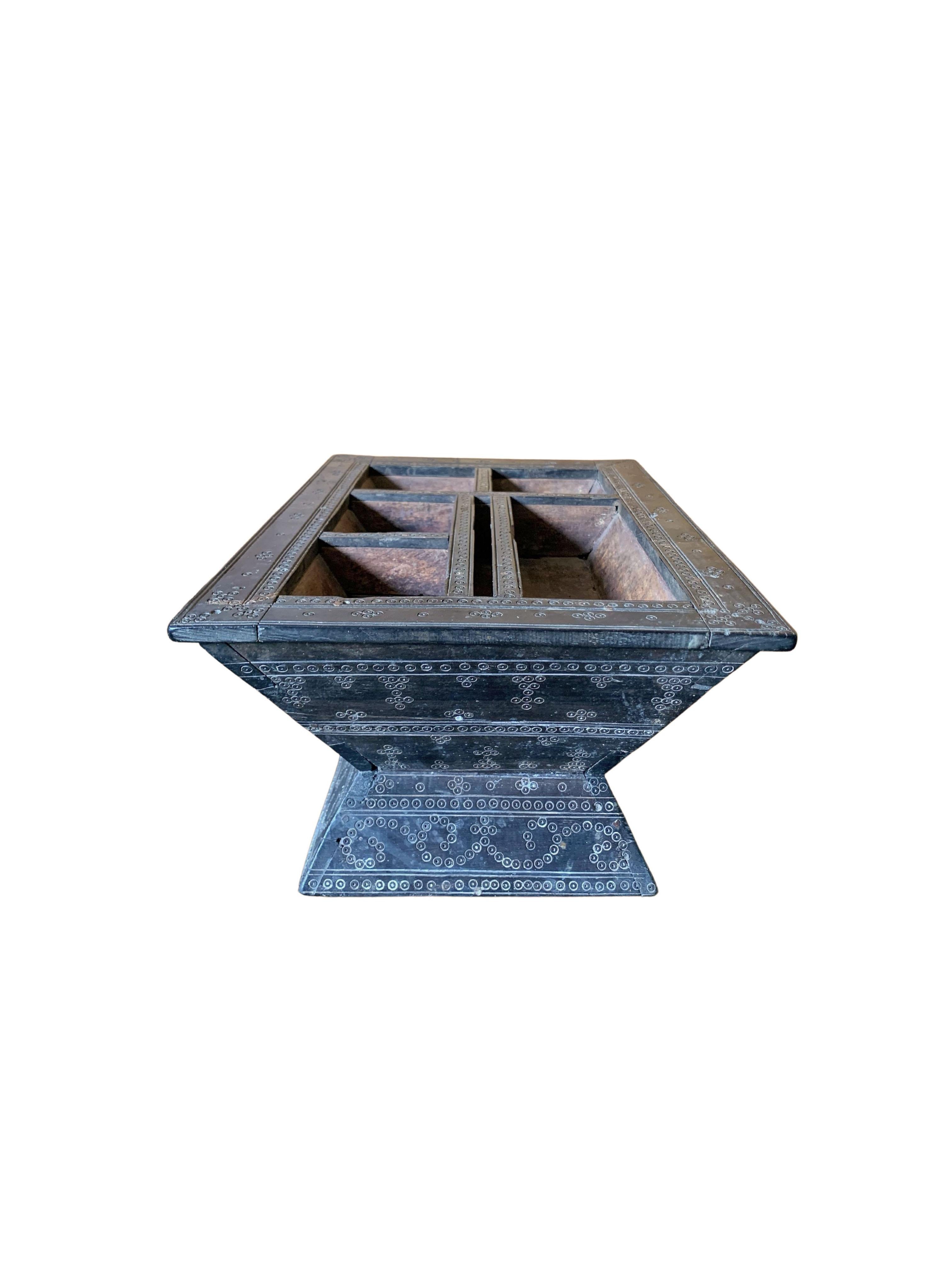 Caja de nueces de betel de la isla de Sumba con grabados tribales, Indonesia, c. 1950 Tribal en venta