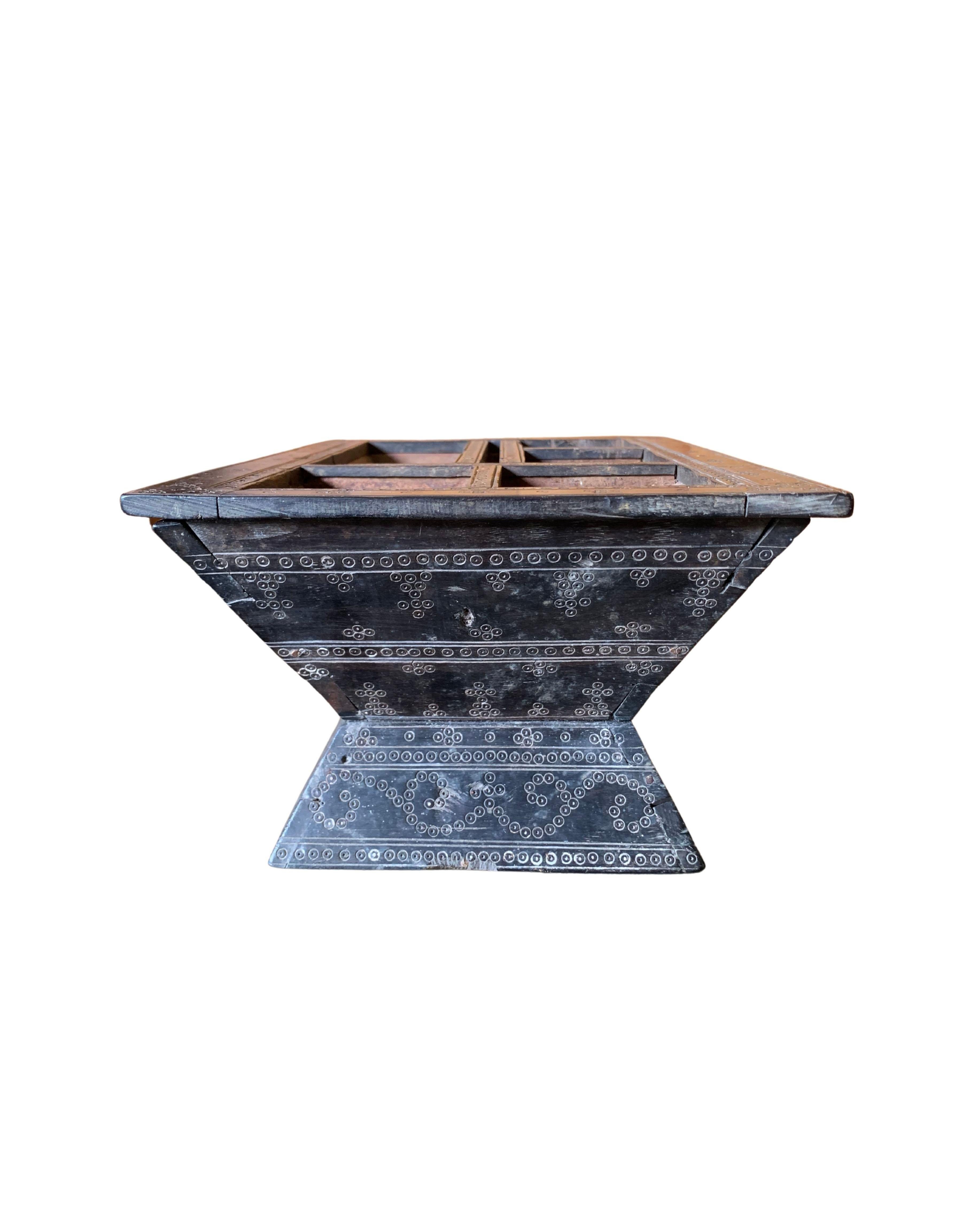 Betel Nut Box from Sumba Island with Tribal Engravings, Indonesia, c. 1950 In Good Condition For Sale In Jimbaran, Bali