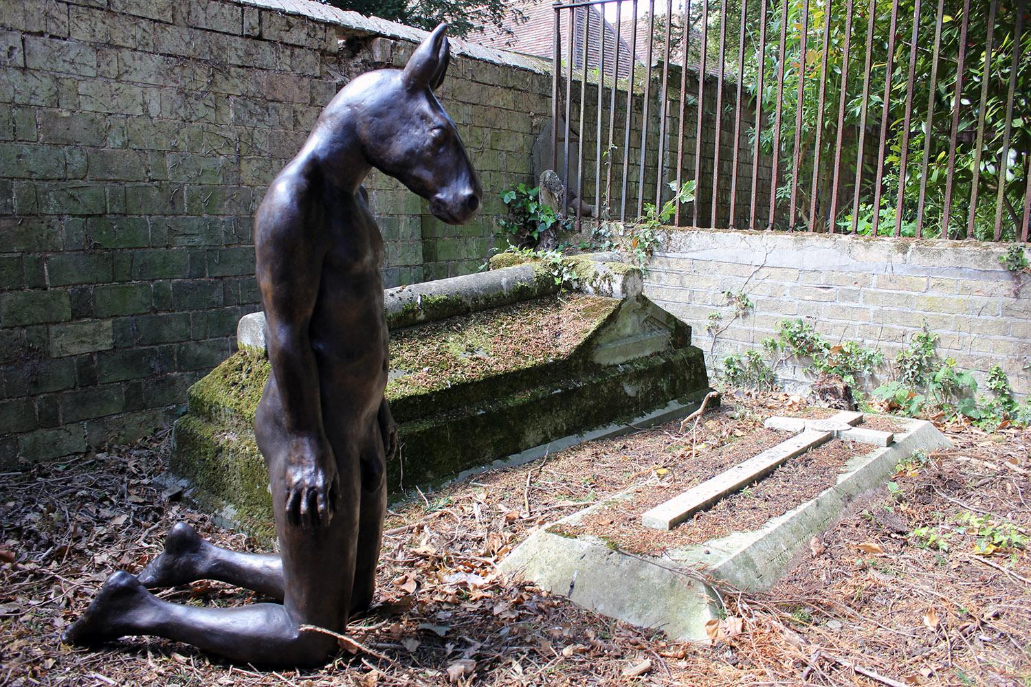 Beth Carter, Kneeling Horse 'with Apple', Bronze Resin, 2007, Edition 6 of 15 In Excellent Condition For Sale In Bedford, Bedfordshire