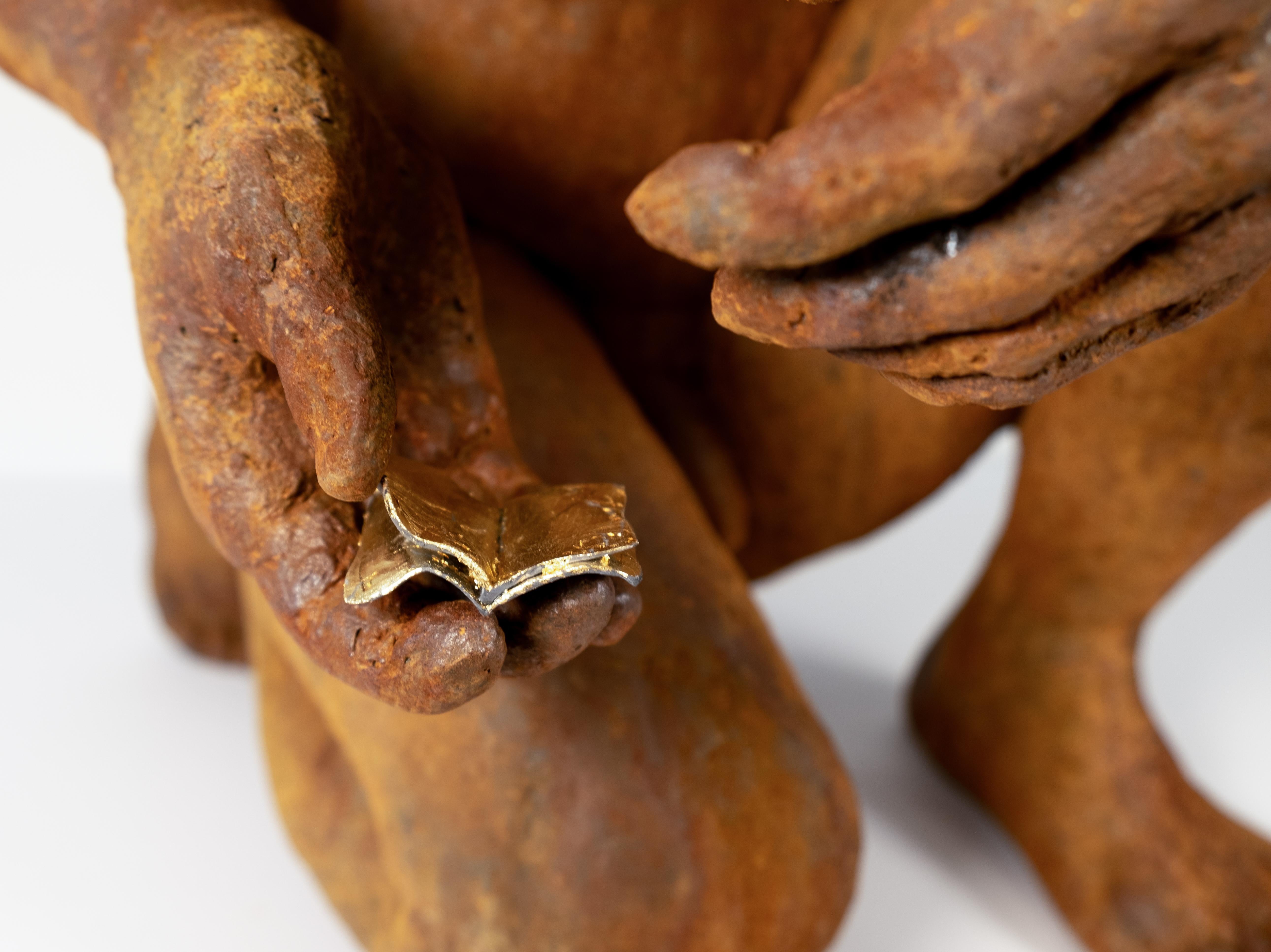 Beth Carter est une artiste basée à Bristol, au Royaume-Uni. Elle a étudié la mythologie et la méthodologie de la sculpture en Gambie, en Inde, au Kenya, au Mexique, en Nouvelle-Zélande, au Sri Lanka et en Tanzanie. Dans sa pratique, elle transforme