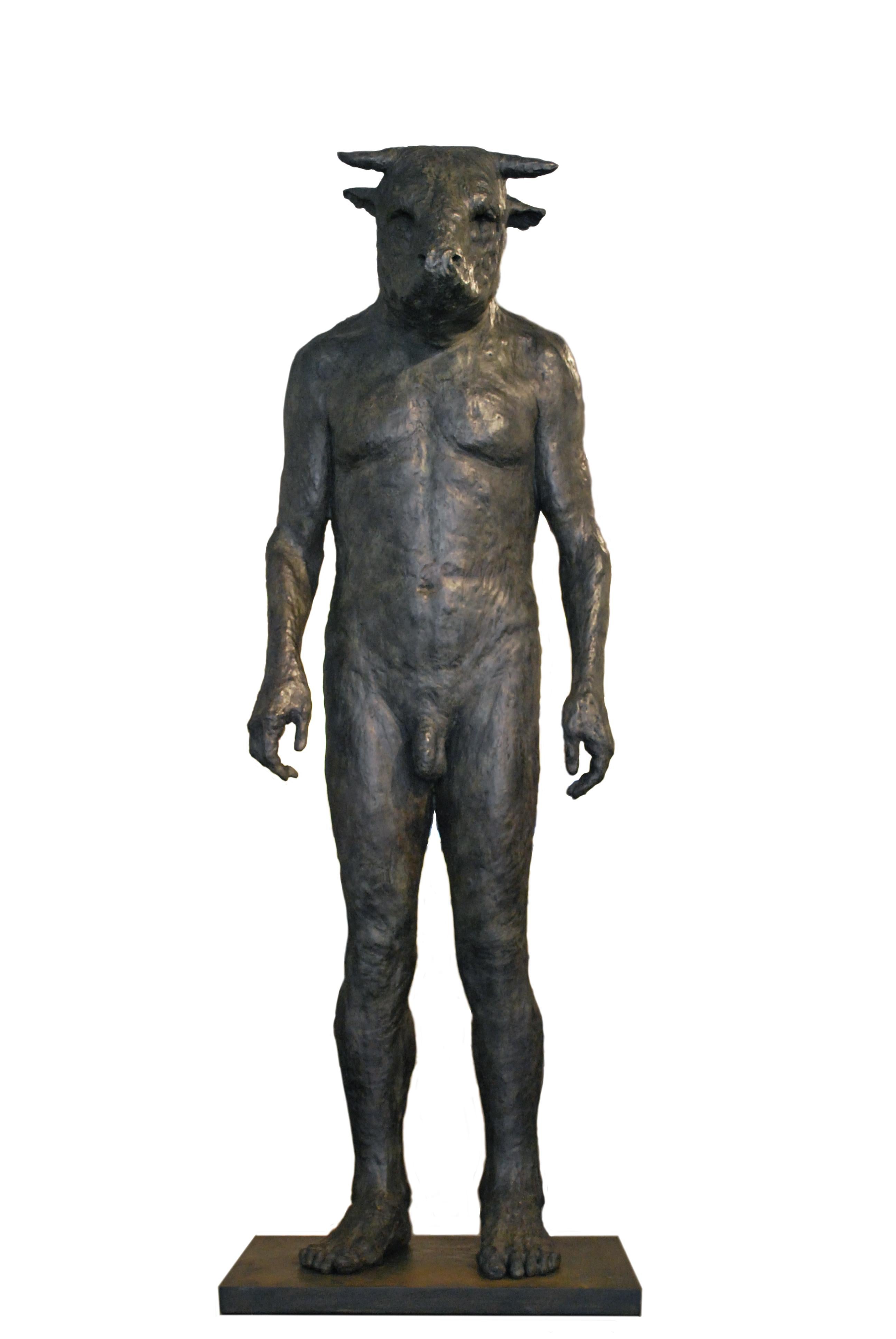 Minotauro gigante in piedi - Sculpture di Beth Carter