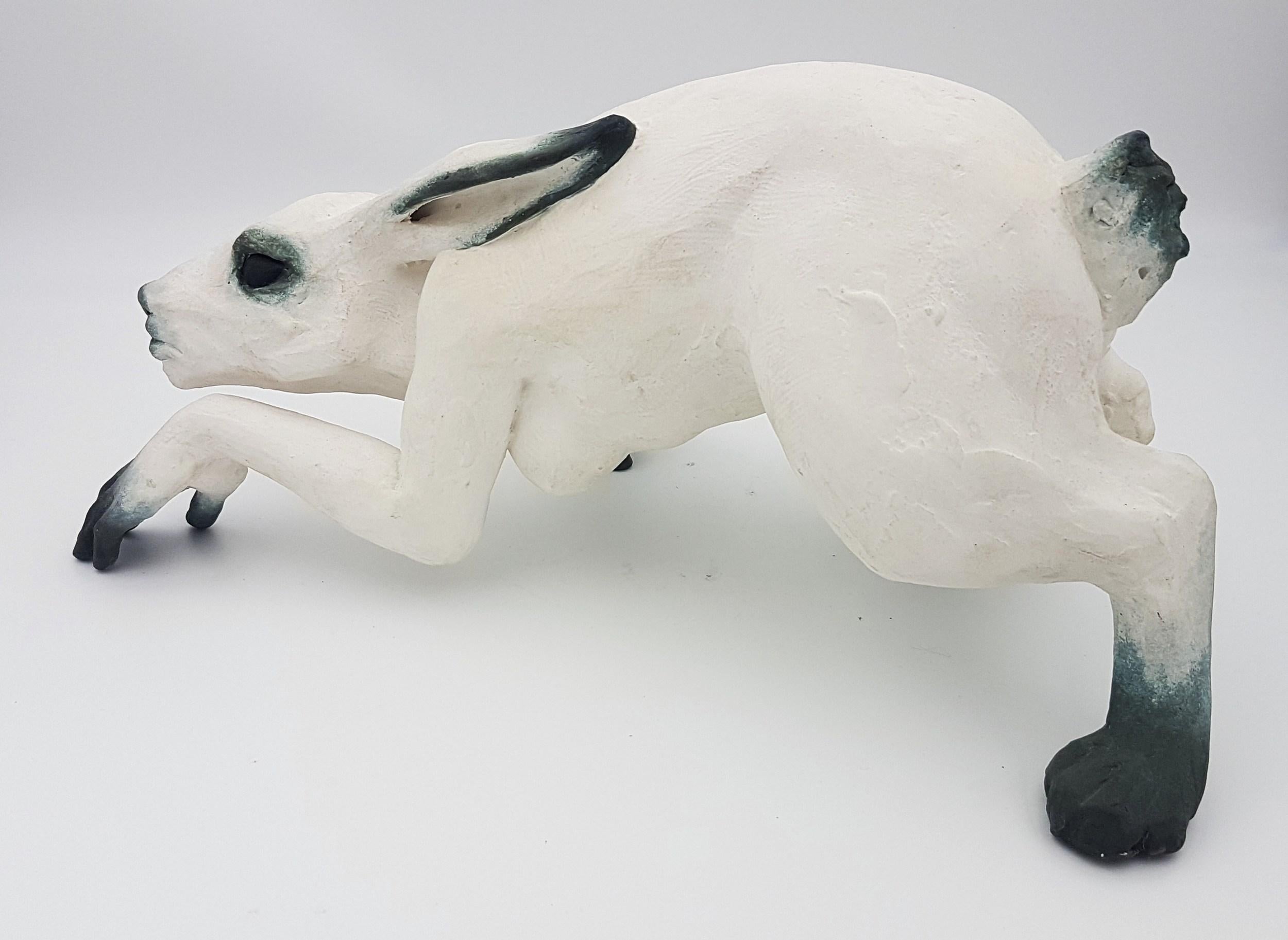 Pack de loup sans titre  - Gris Figurative Sculpture par Beth Cavener