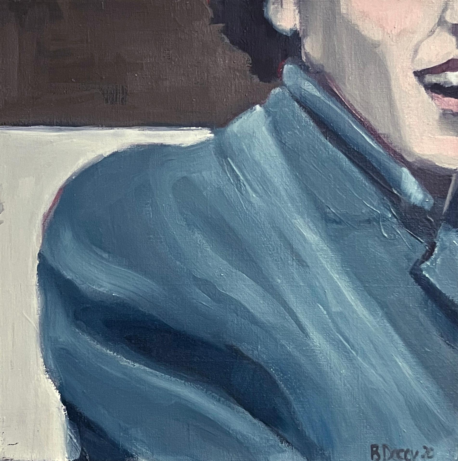 "Little Blue Coat" di Beth Dacey è un dipinto a olio su tela 12x12 che raffigura una donna con i capelli corti e scuri che ride. Questo pezzo di ispirazione vintage è unico perché ritaglia il volto della donna per renderlo anonimo. Senti la gioia e