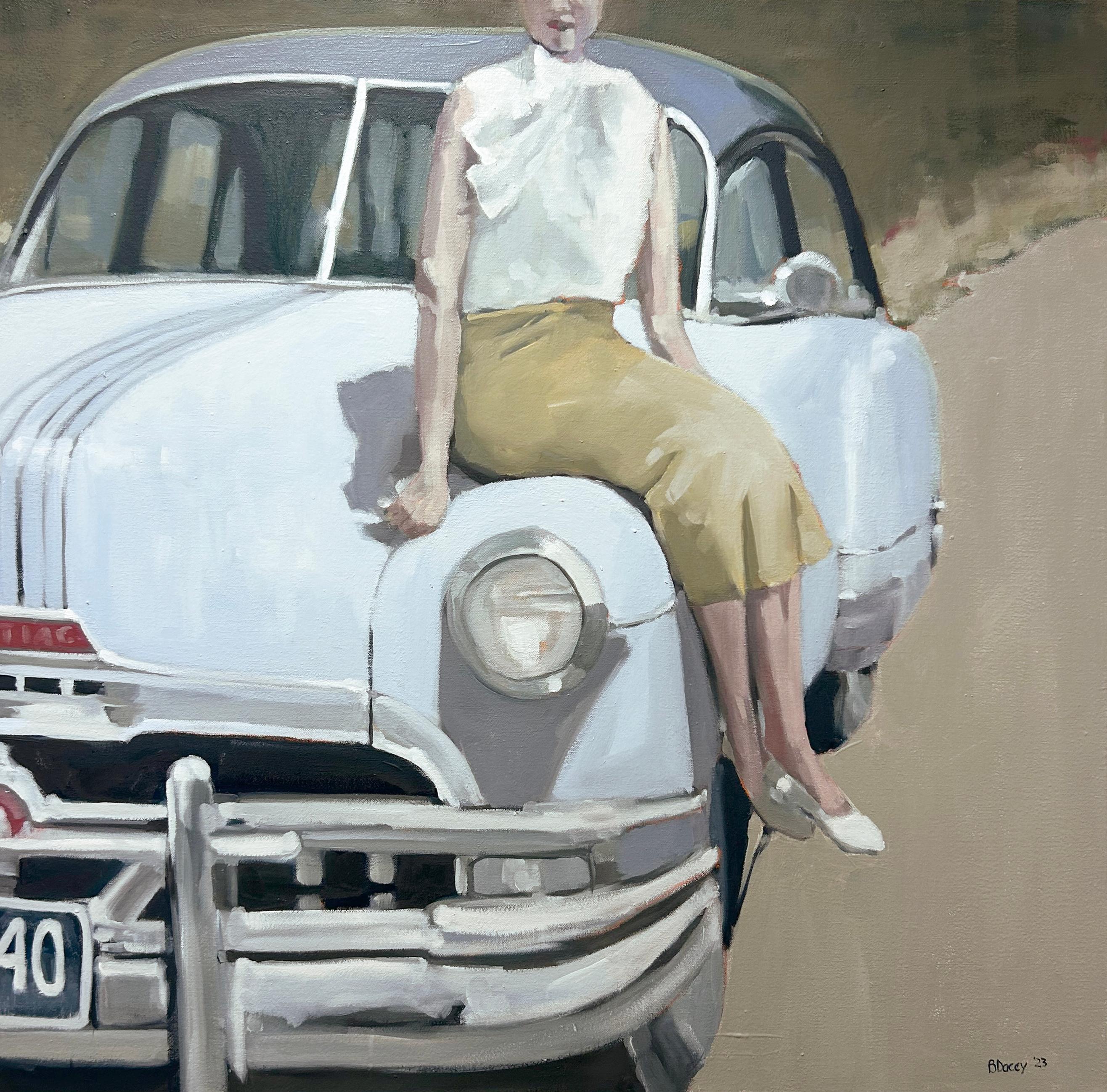 Beth Daceys "Frau mit blauem Auto" ist ein 36x36 großes Ölgemälde auf Leinwand, das eine Frau in einem ockerfarbenen Rock, einer weißen Bluse und hochhackigen Schuhen zeigt.  Sie posiert neben einem babyblauen Oldtimer.

Dacey lässt sich von alten,