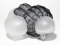 Caged 2, sculpture biomorphique en verre soufflé à la main et fil d'acier tissé