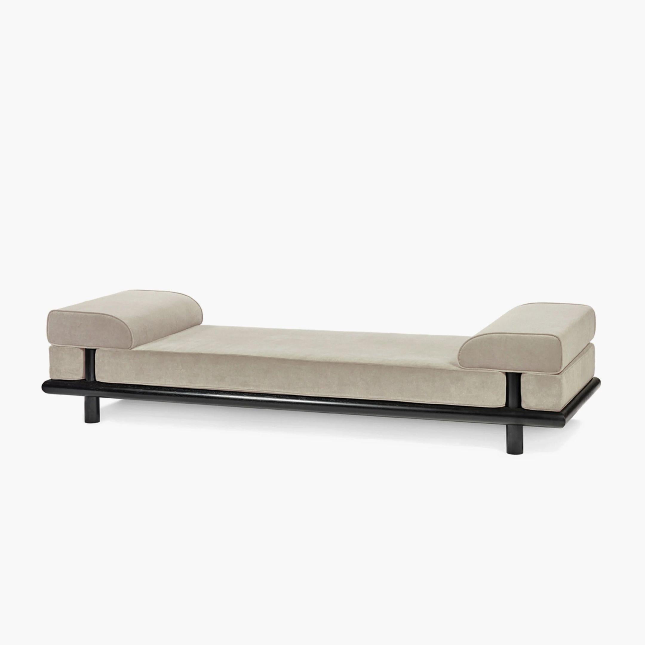 Fait main Lit de jour Beth en velours beige avec cadre en Oak teinté noir par Ann Demeulemeester en vente