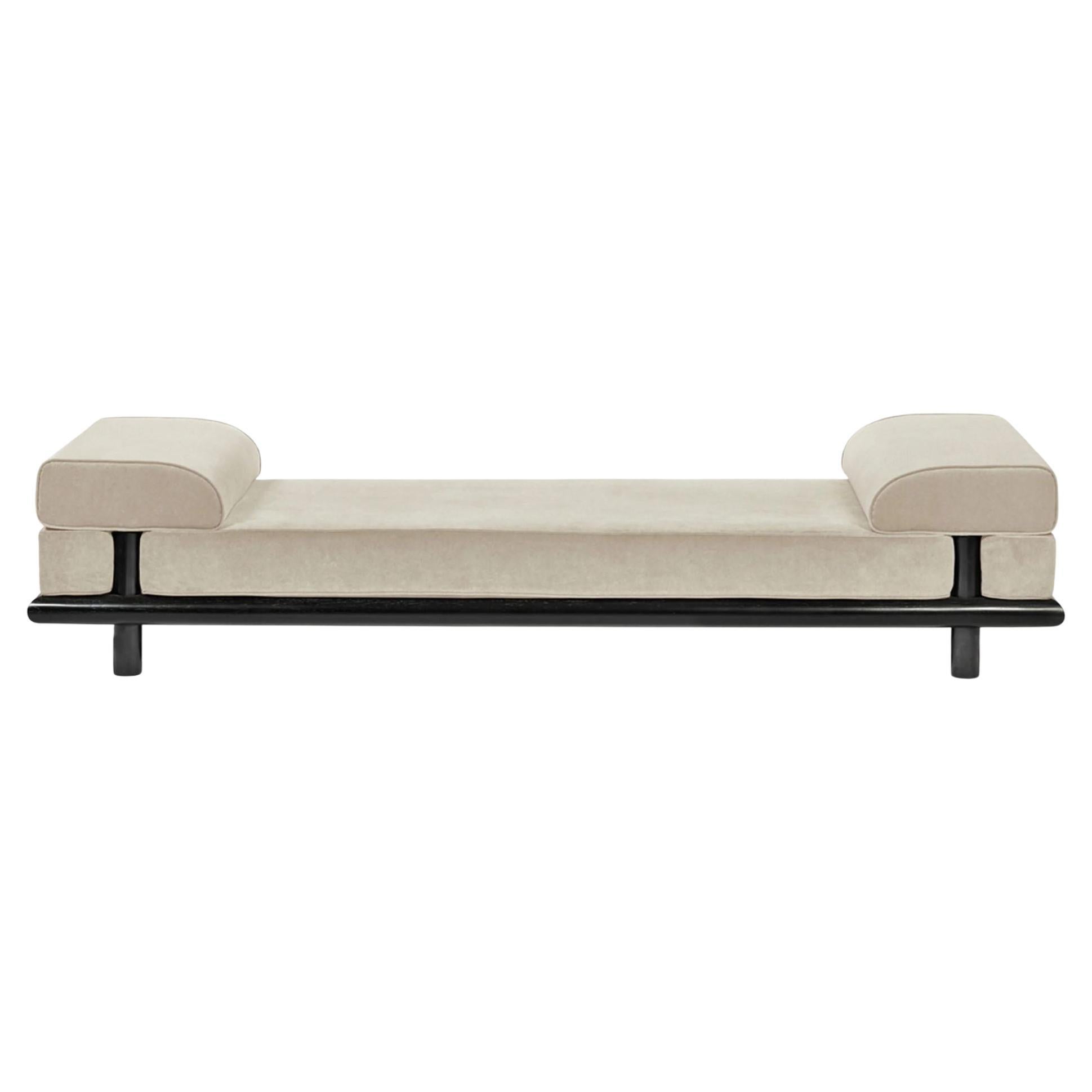 Lit de jour Beth en velours beige avec cadre en Oak teinté noir par Ann Demeulemeester