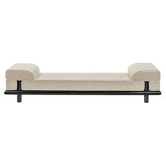 Lit de jour Beth en velours beige avec cadre en Oak teinté noir par Ann Demeulemeester