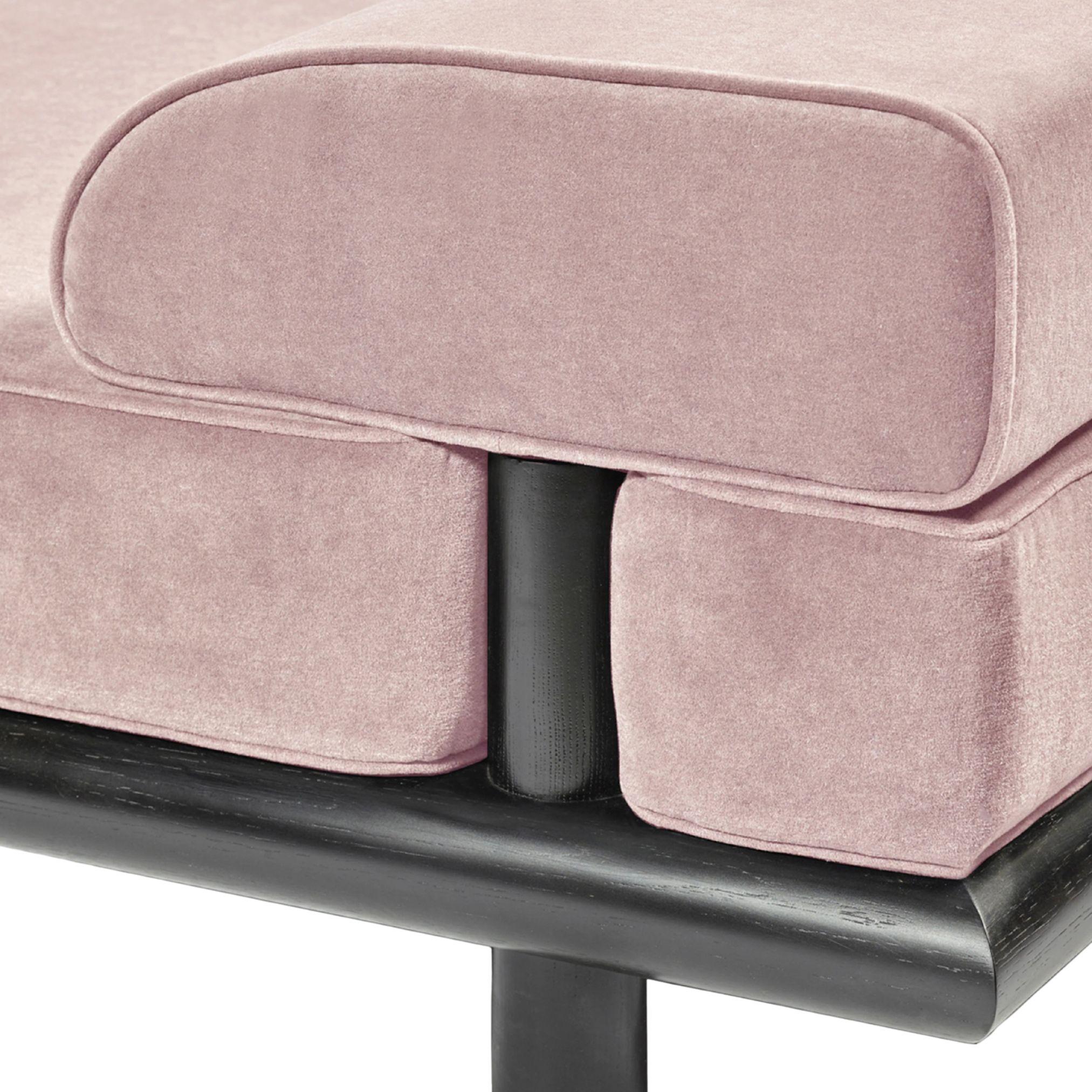 Fait main Lit de jour Beth en velours rose avec cadre en Oak teinté noir par Ann Demeulemeester en vente